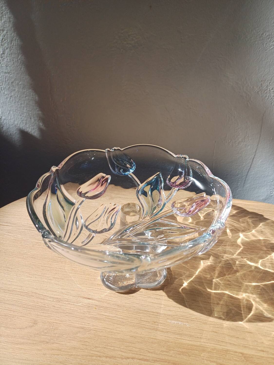 Bol sur pied en verre Mikasa avec tulipes roses et bleues