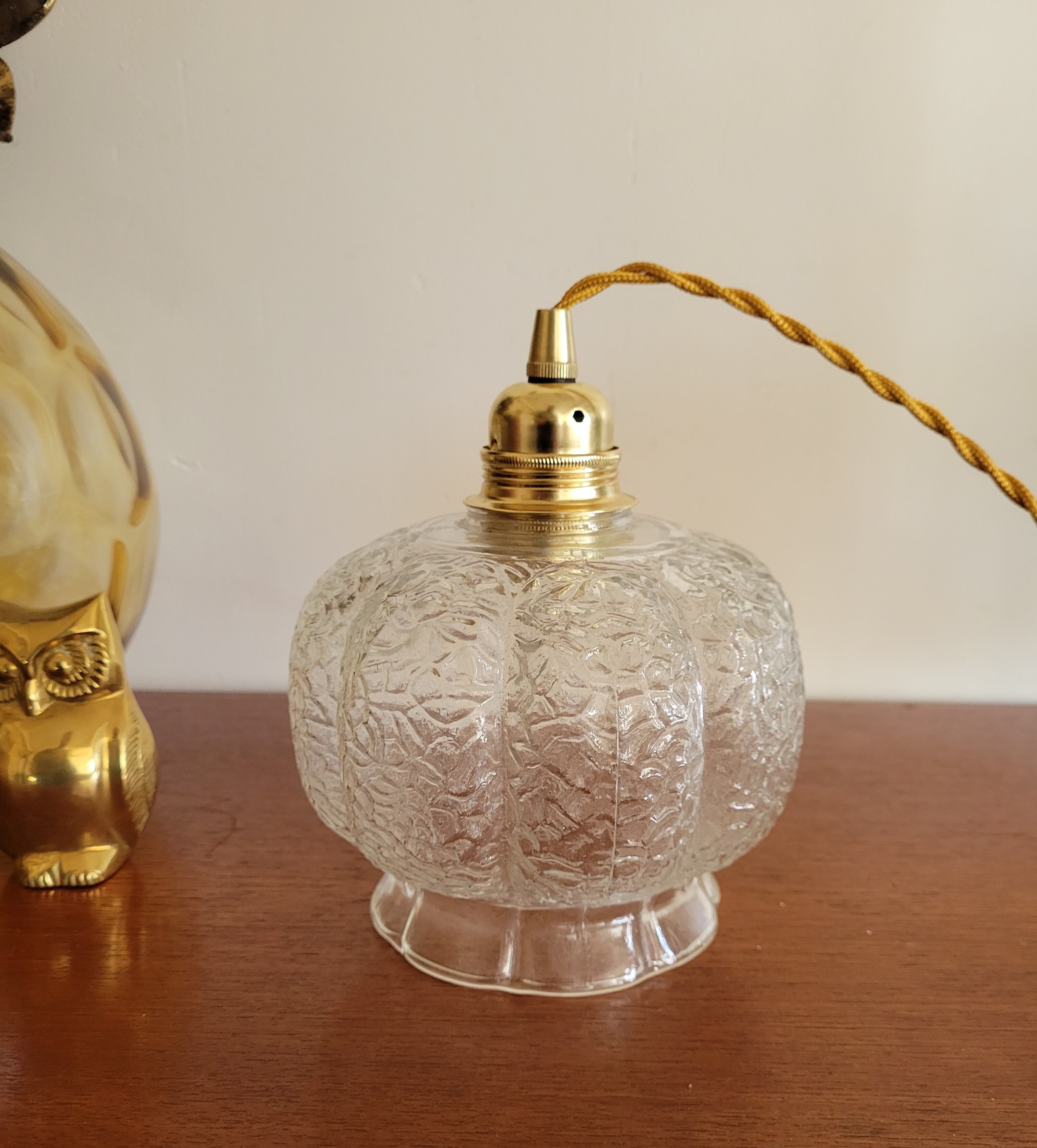 Moulded glass globe walking lamp