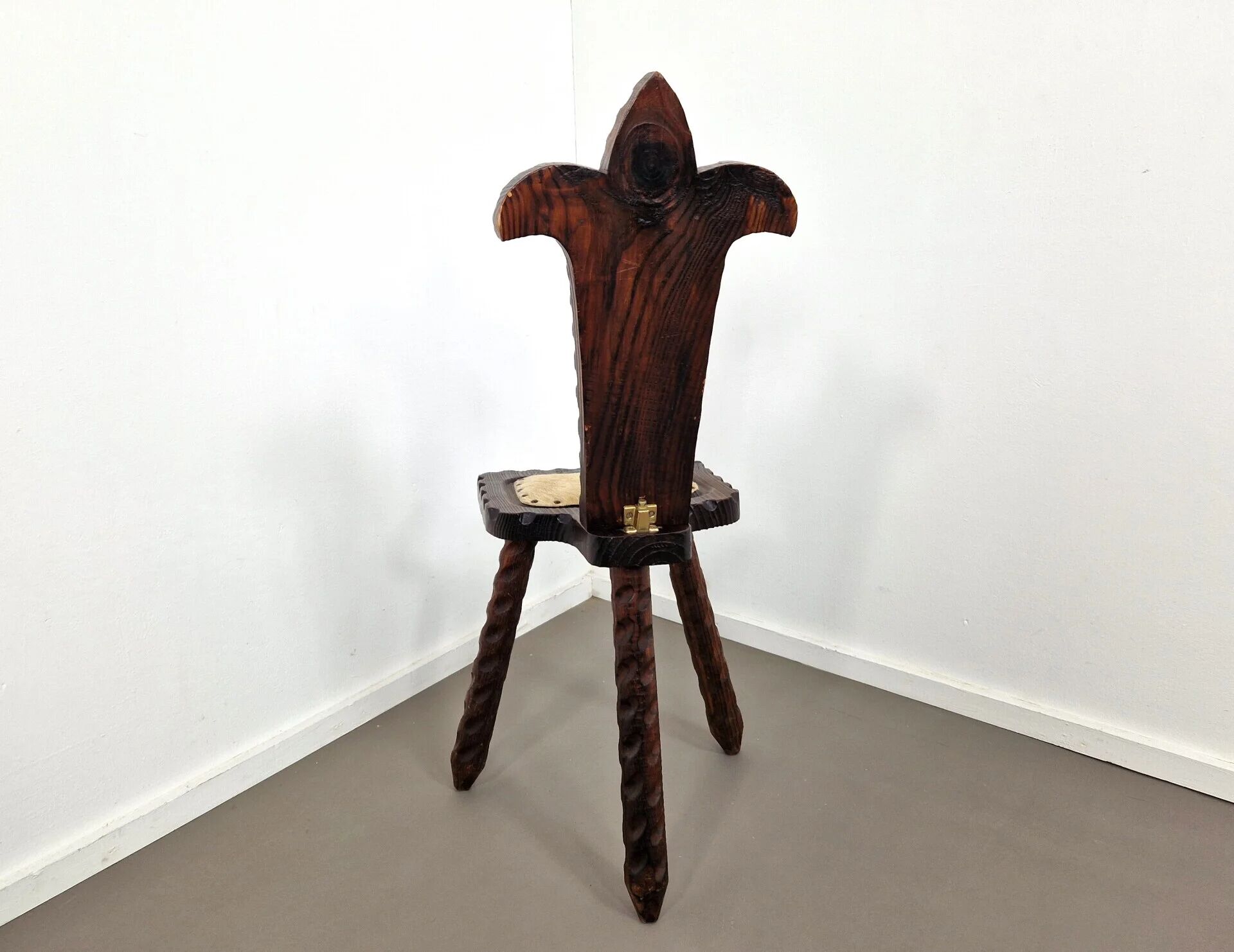 Spanish tripod stool | Cow hide