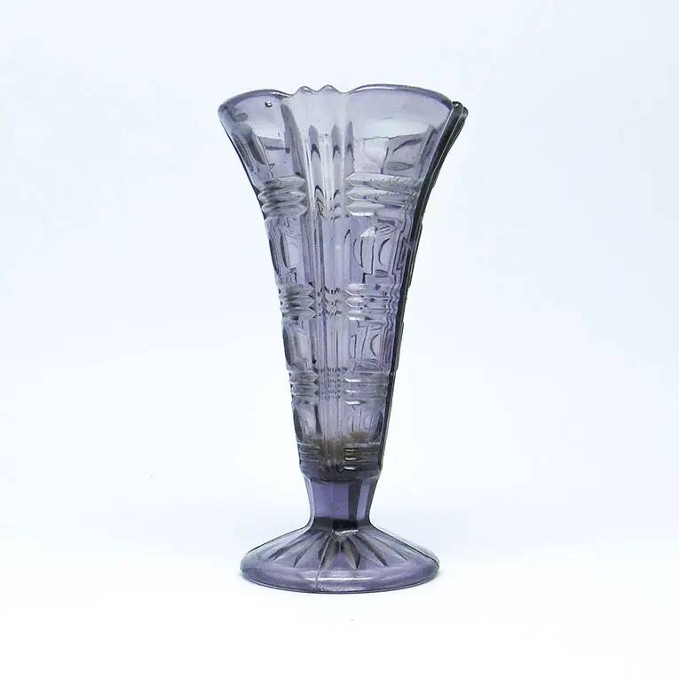 Vase moderne du milieu du siècle, en verre améthyste pressé, Huta Libohovice, Tchécoslovaquie, années 1960.