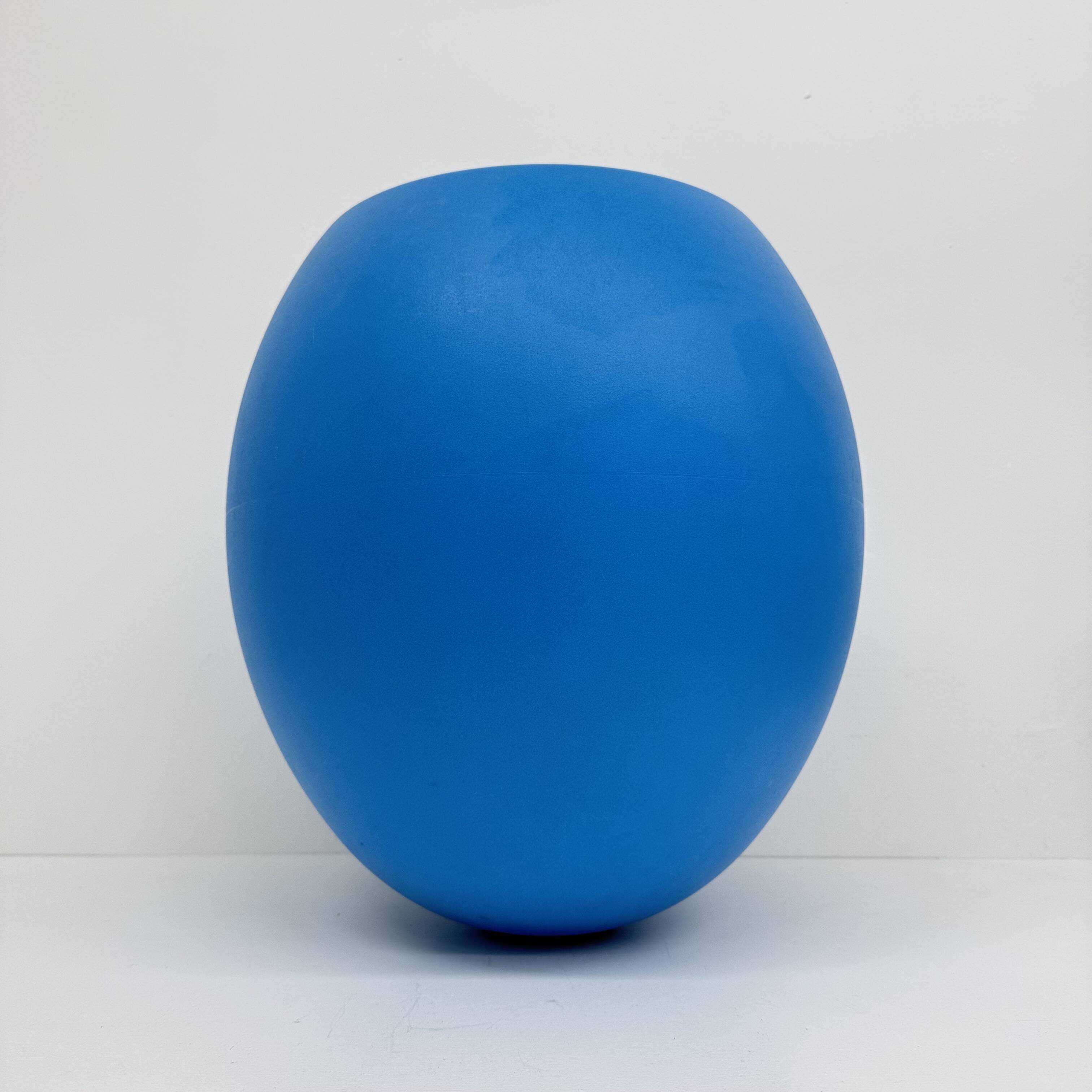 Tumbly Balance stool by de Vorm  blue plastic
