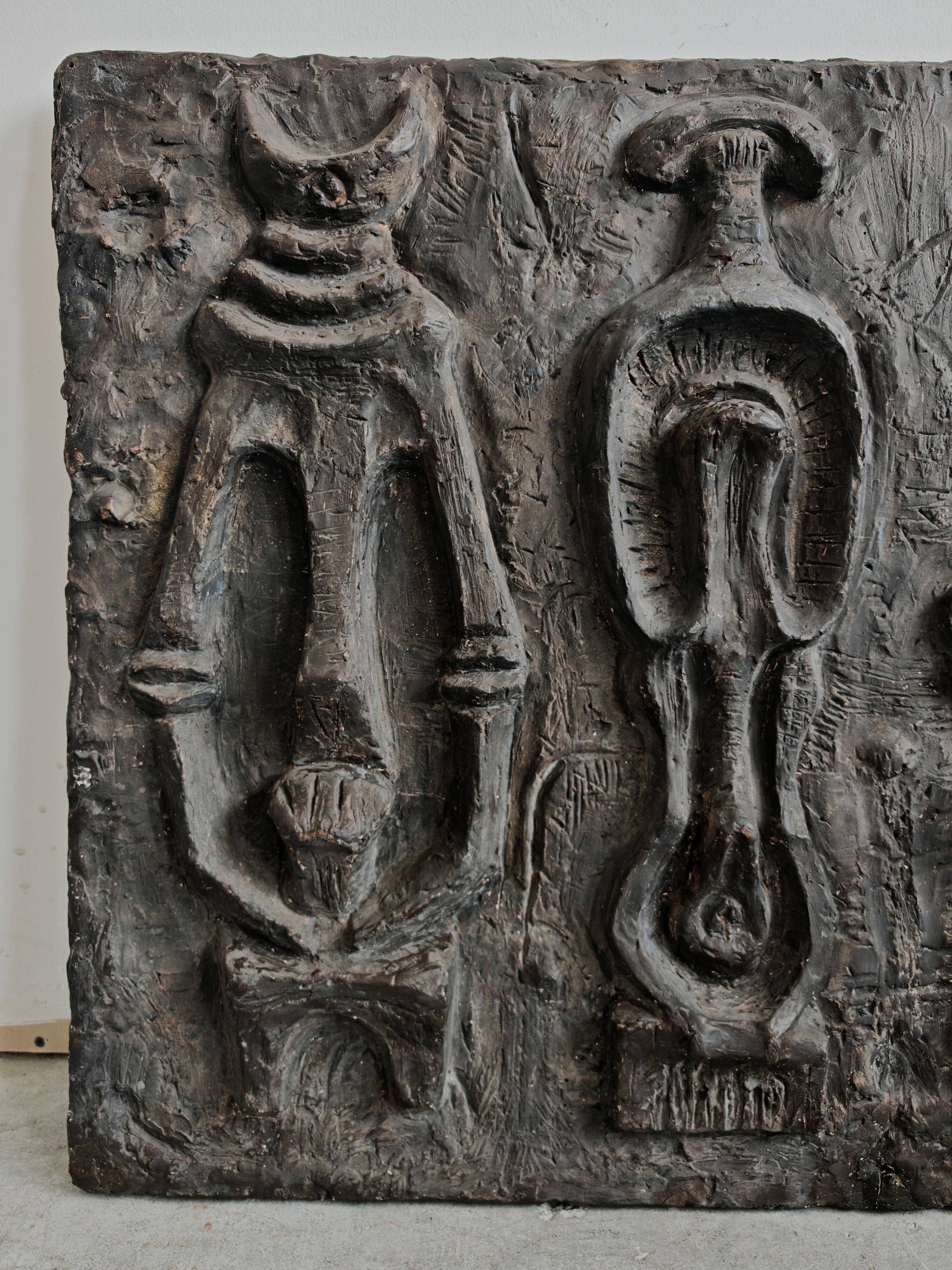 Sculptural anthropomorphic bas-relief by Venija Vučinić in plaster.