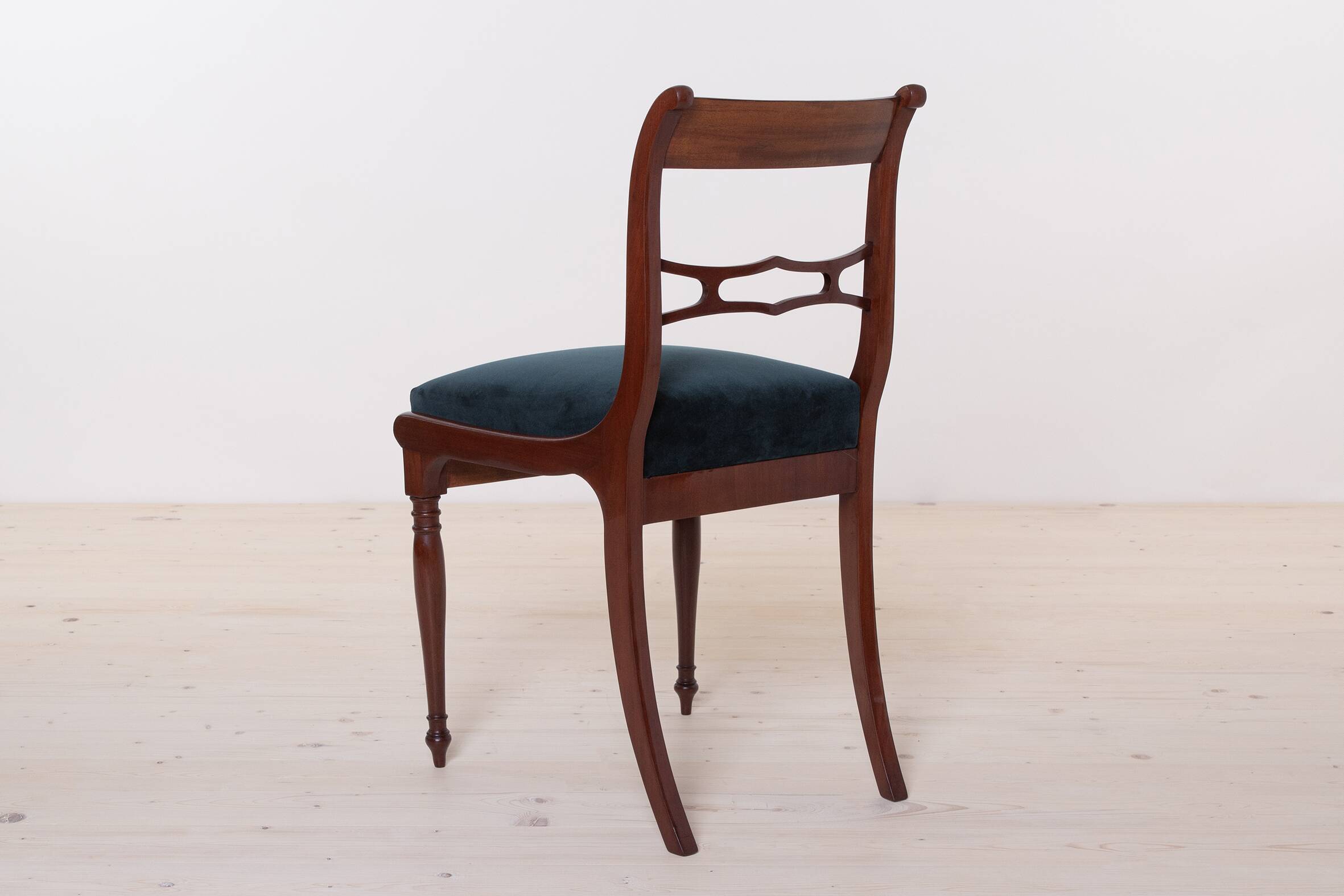 Biedermeier dining set, round table and four chairs, 19th century