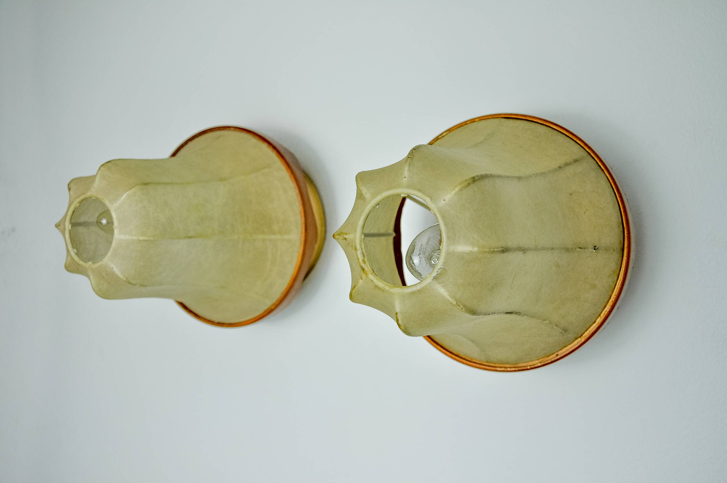 Pair of pear-shaped "cocoon" wall lights, resin and pine, Italy, 1970