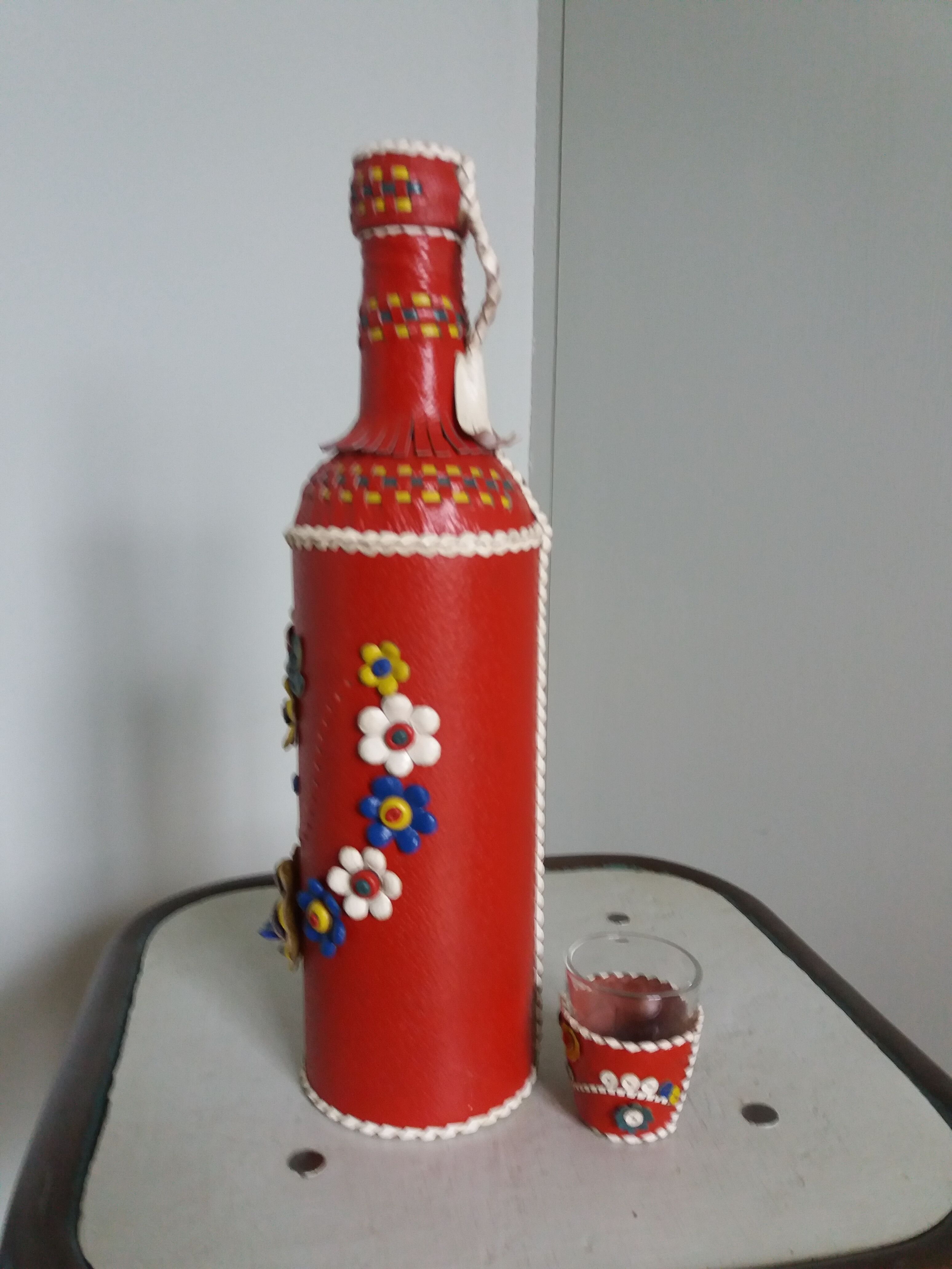 Bottle bottle leather dressing and its shot glass