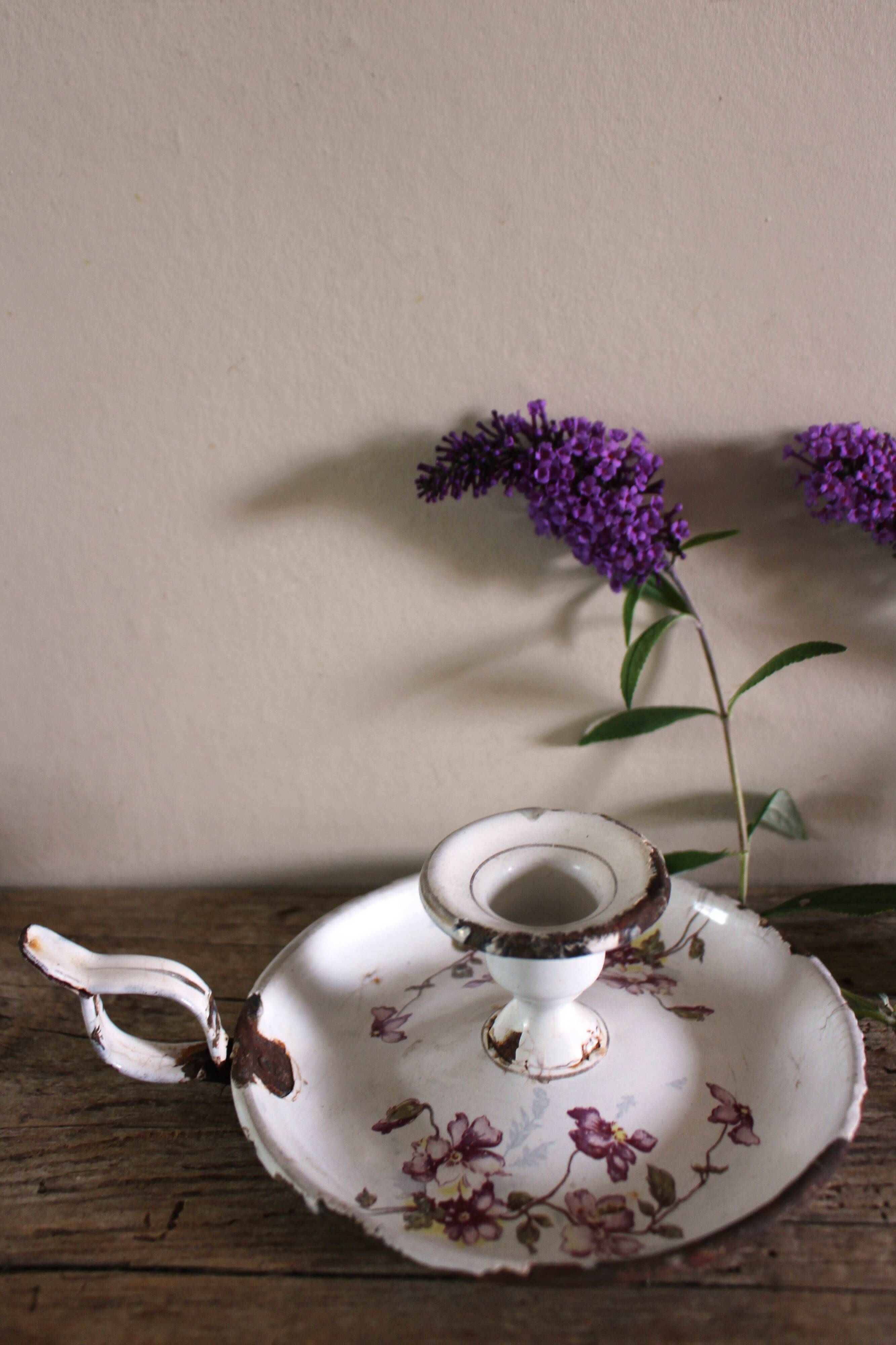 Bougeoir rat de cave vintage en tôle émaillée blanche décorée de fleurs roses