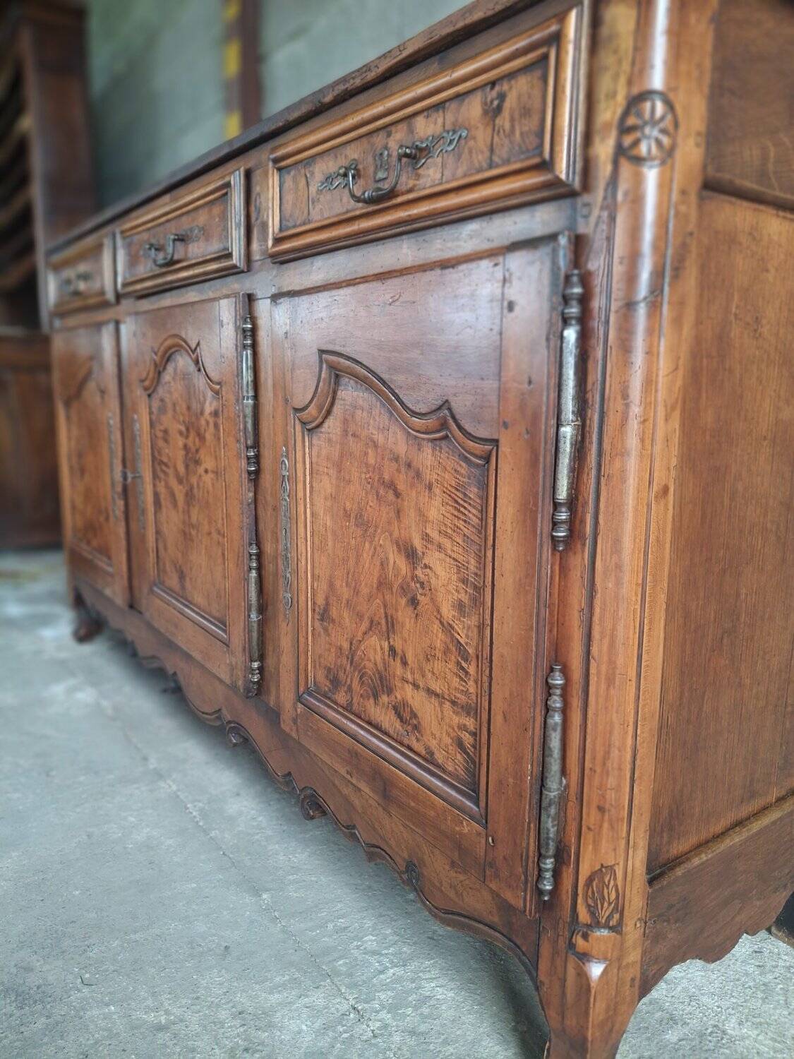 Grand buffet bas Louis XV chêne massif & loupe, quincaillerie fer forgé XVI