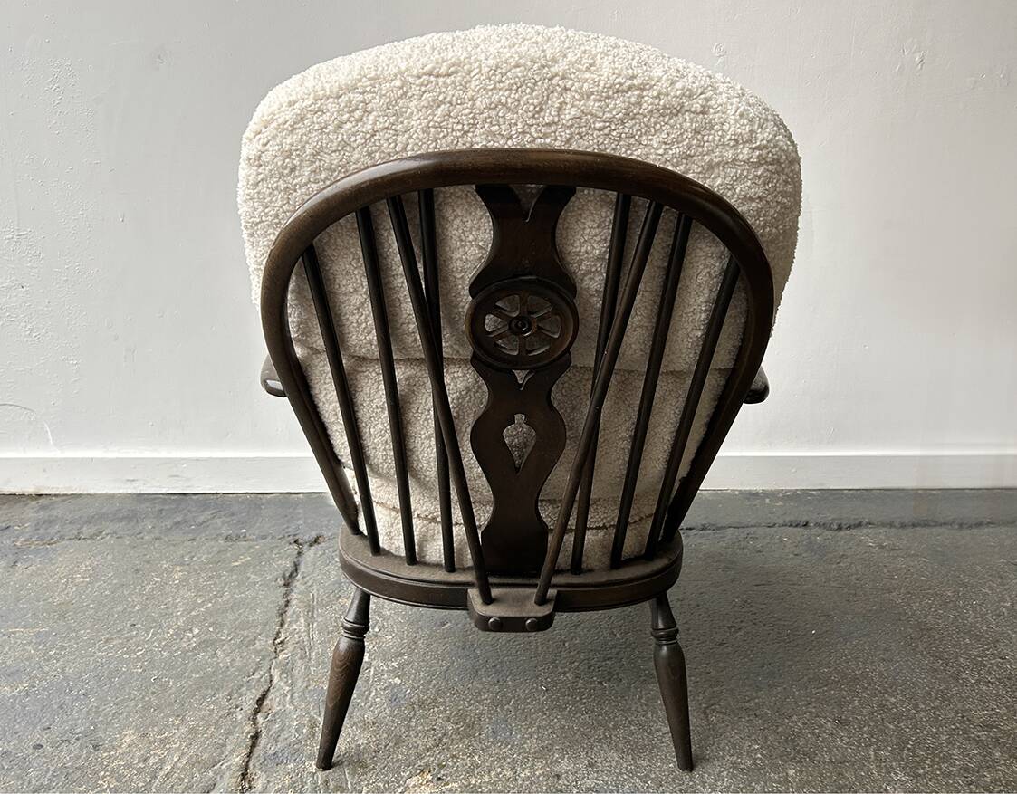 Fauteuil Windsor Ercol modèle 994 vintage, réupholstéré en bouclé blanc