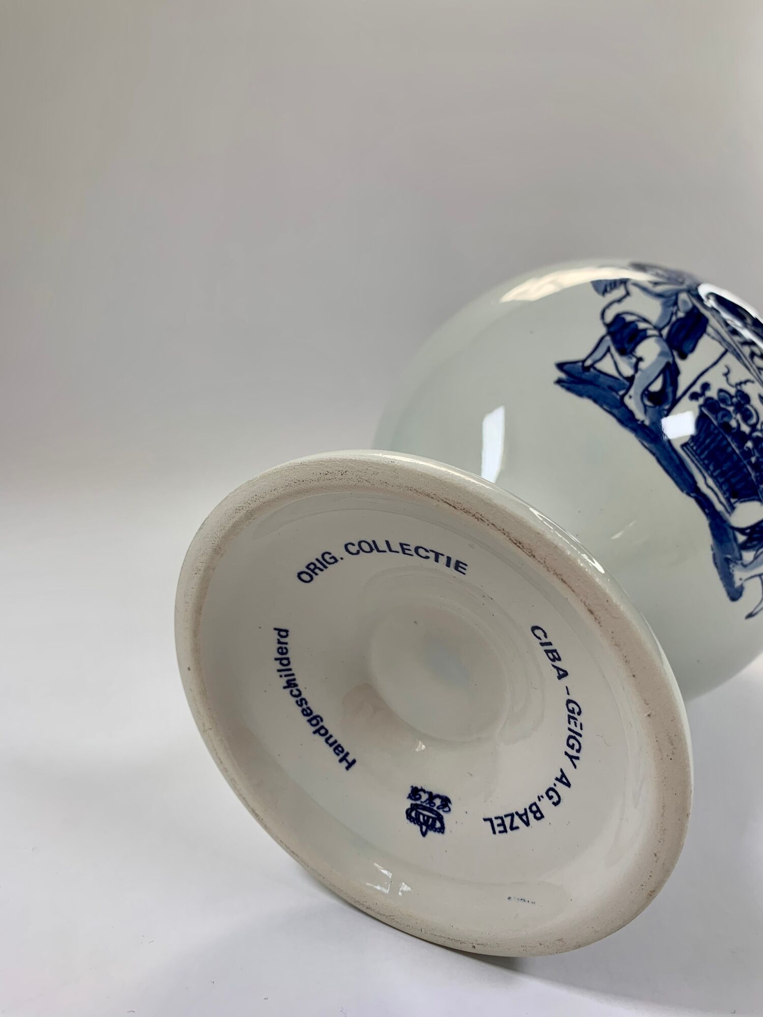 Apothecary pot, pouring model, Delft earthenware pharmacy hand-painted blue décor