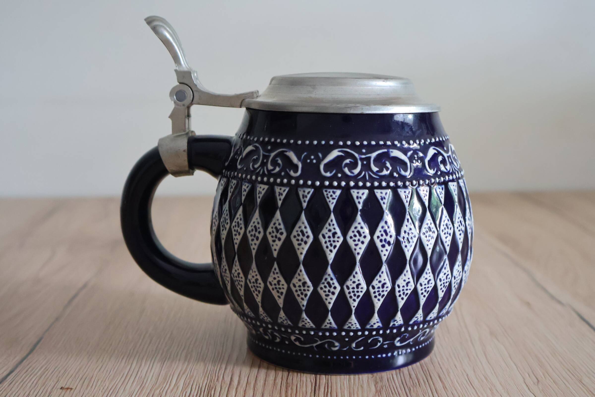 Beer mug with tin lid