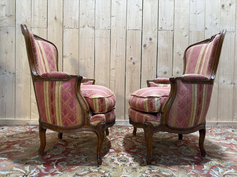 Paire de fauteuils - bergères de style Louis XV en soierie