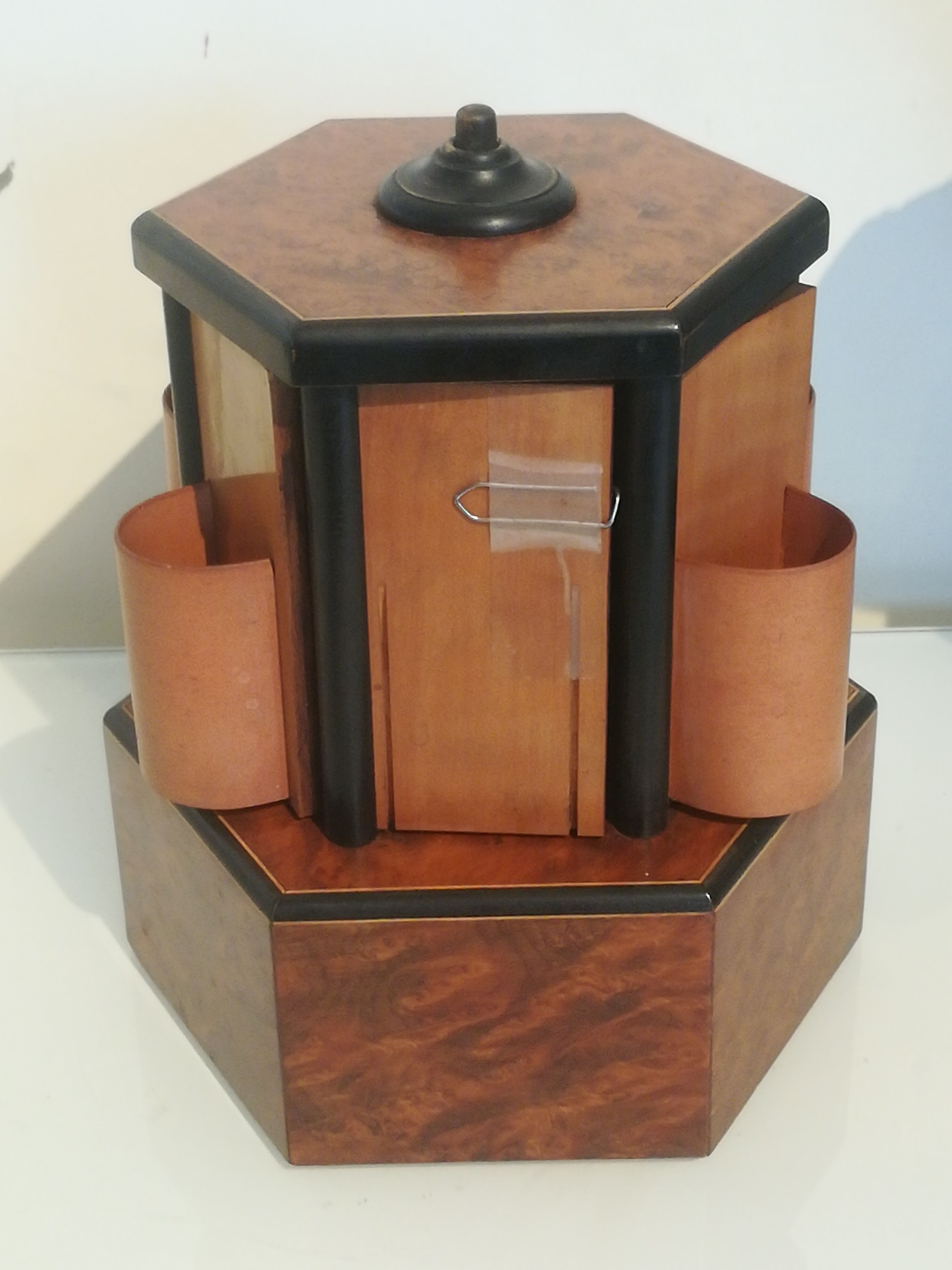 Cigar humidor in cedar burl