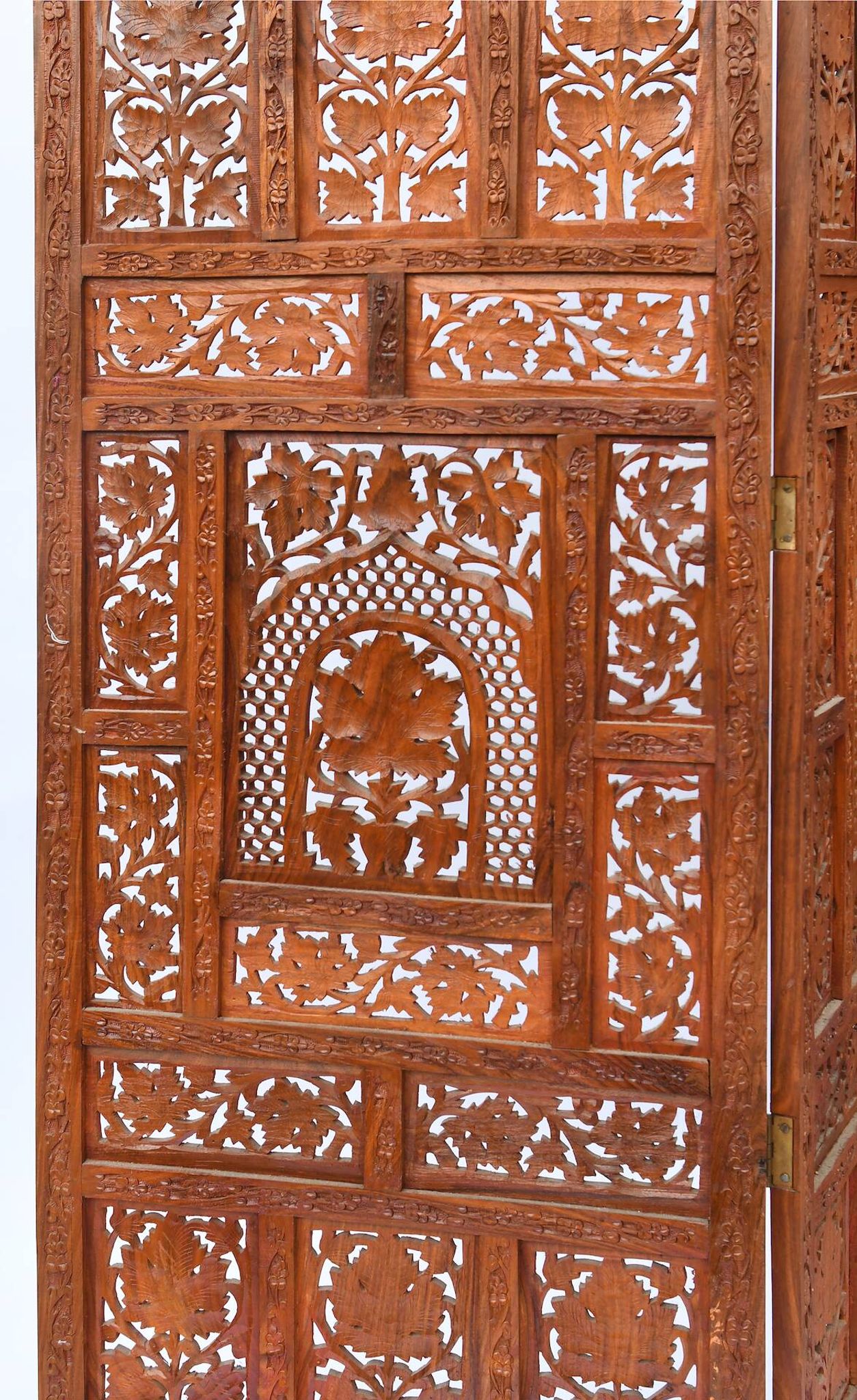 Indian screen with 4 leaves in teak wood with rich openwork decoration of grape leaves