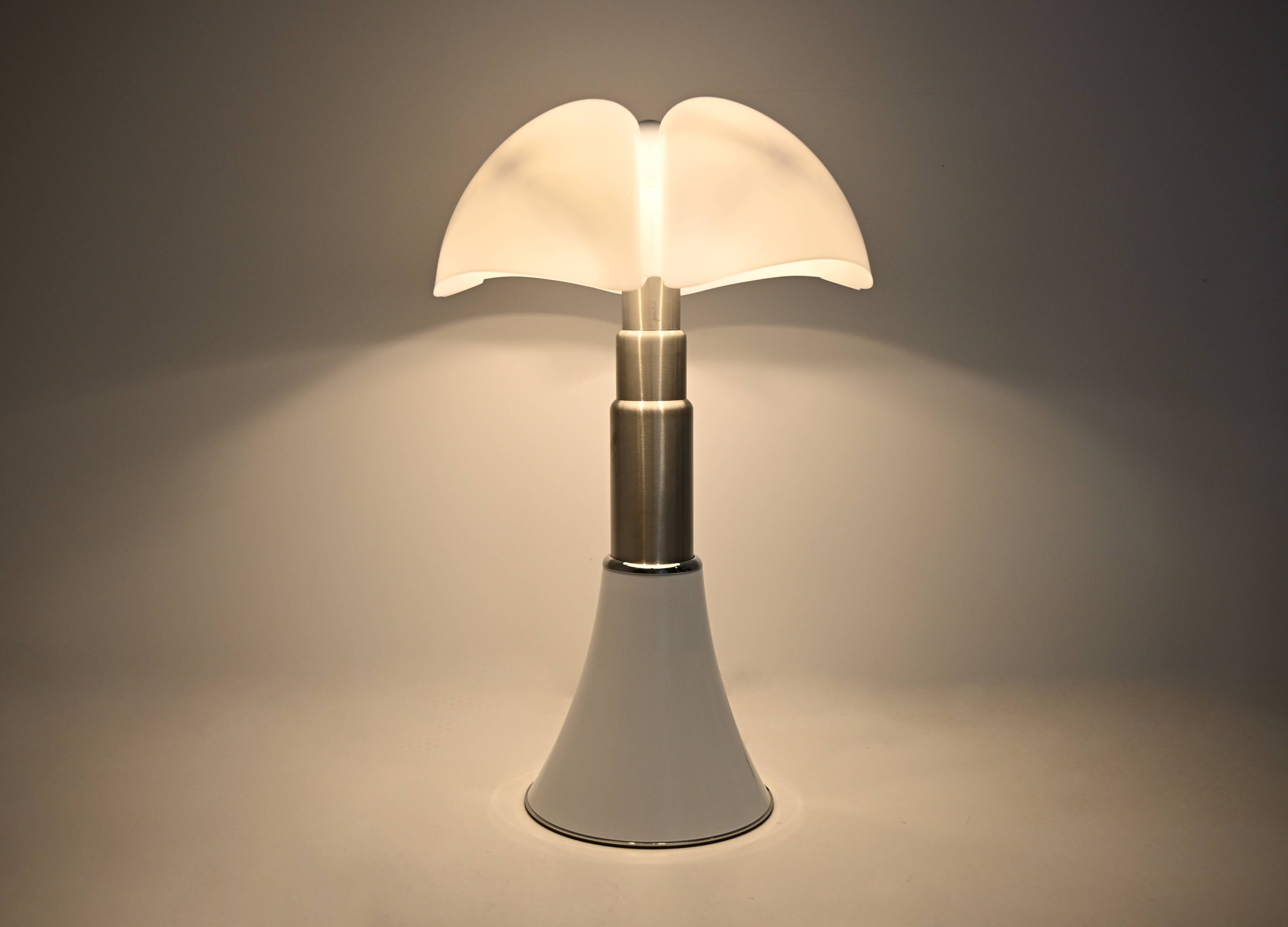 Lampe de table « Pipistrello » blanche de Gae Aulenti pour Martinelli Luce