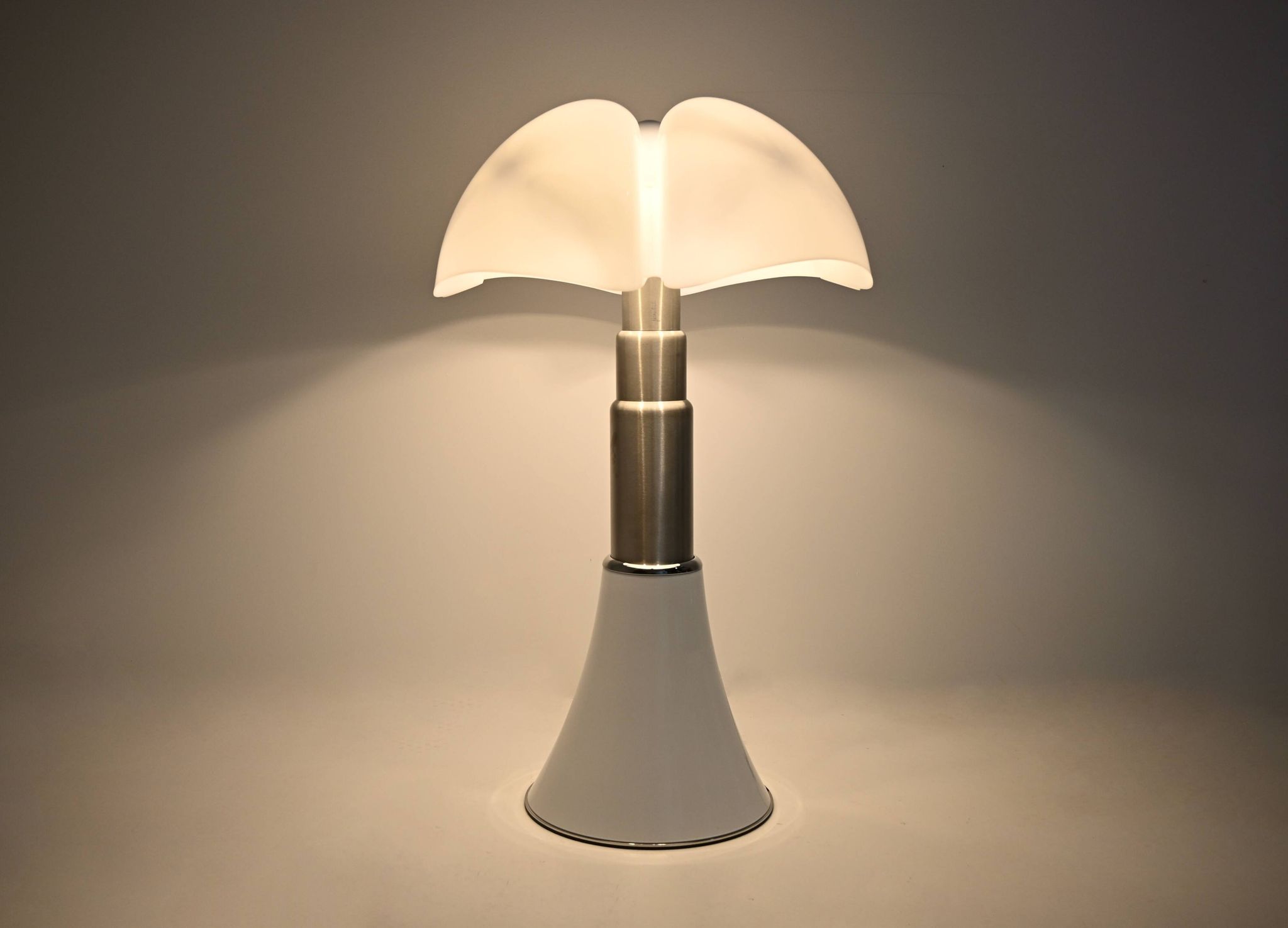 Lampe de table « Pipistrello » blanche de Gae Aulenti pour Martinelli Luce