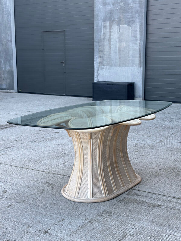 Grande table à manger de style Hollywood Regency en rotin ''pencil reed'' et en verre.