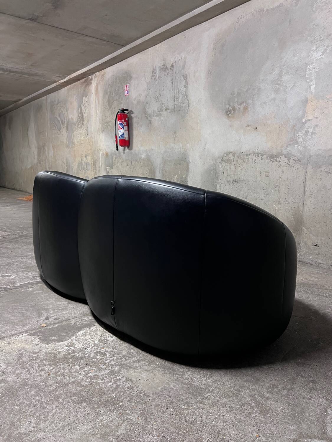 Pumpkin 2-seater sofa in black leather – Pierre Paulin for Ligne Roset,