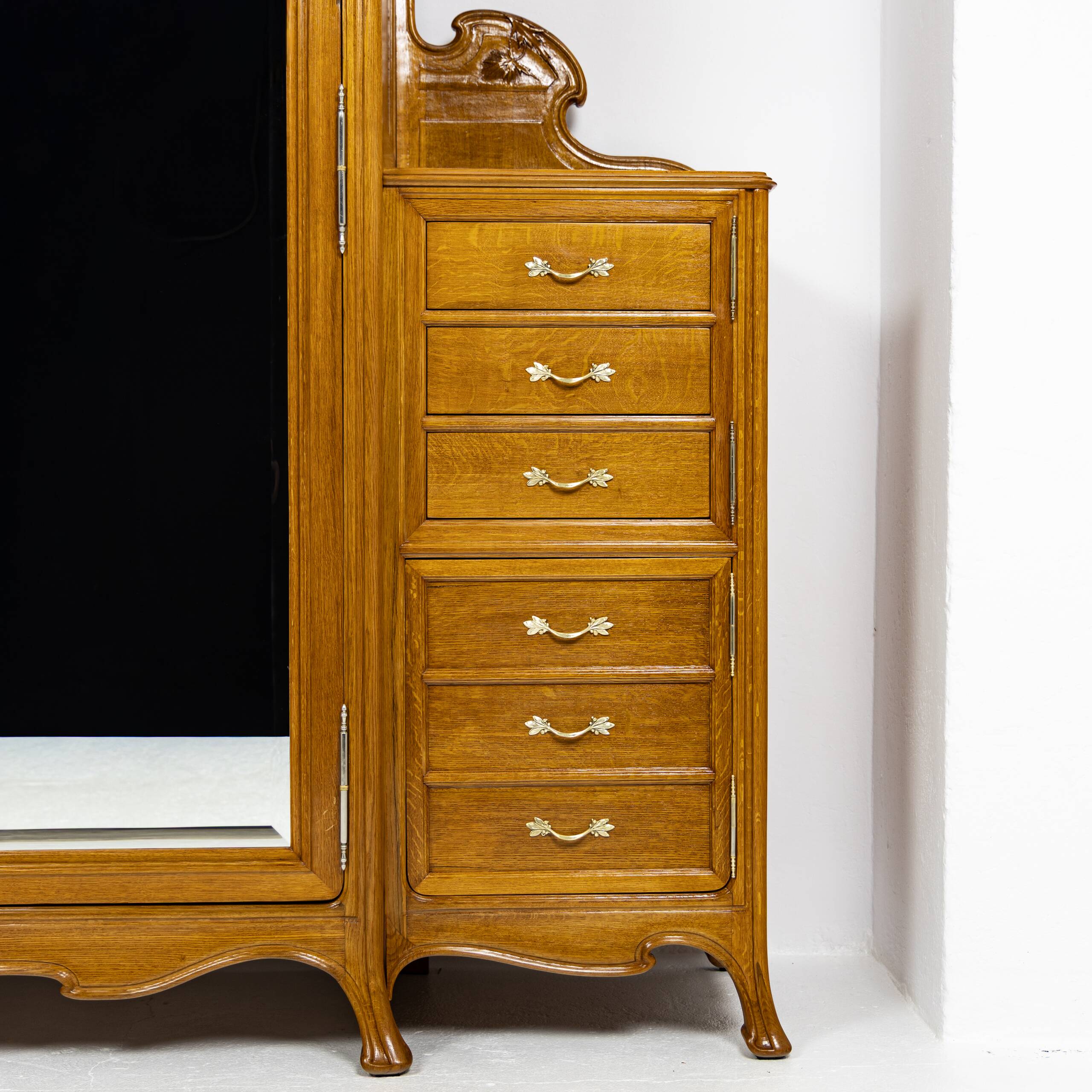 Large Art Nouveau linen cupboard in oak and mirror - 1900-1920