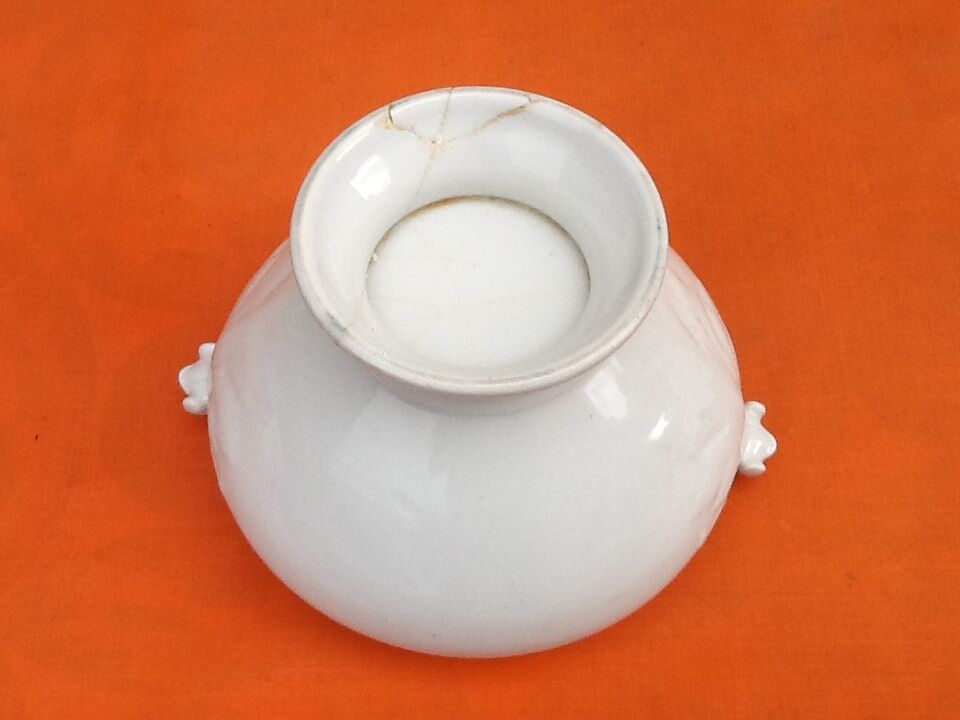 Soupière ancienne   Porcelaine blanche à décor de feuilles de chêne
