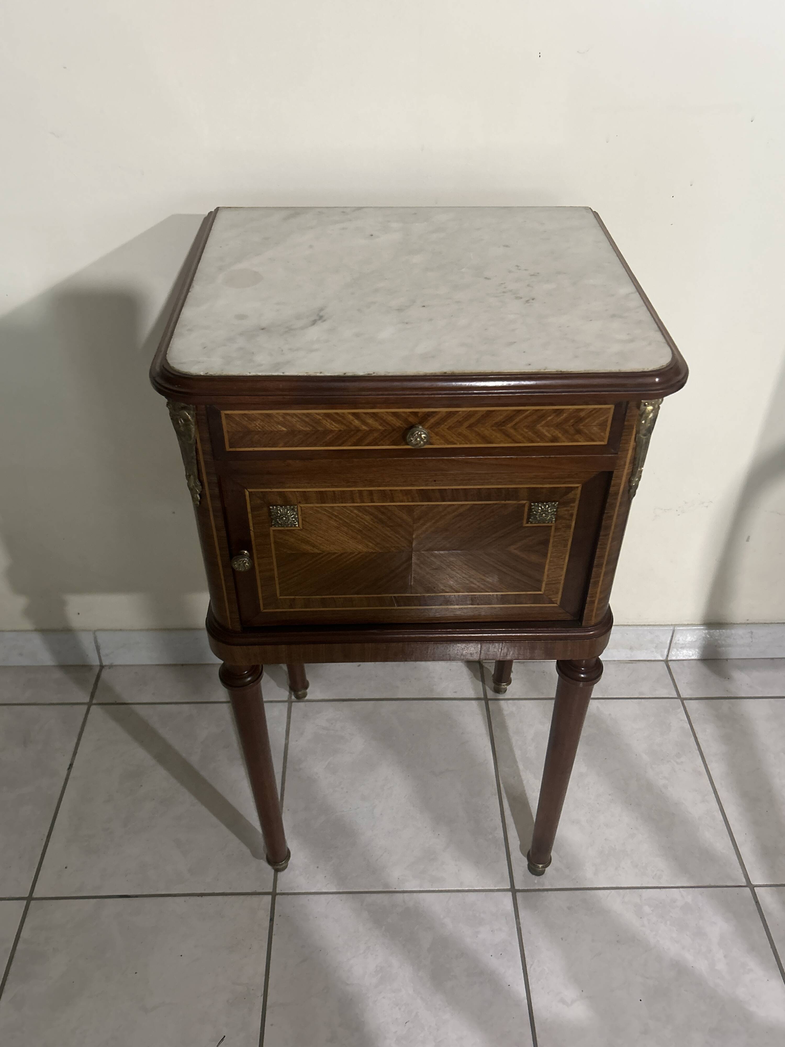 Chevet style Louis XVI