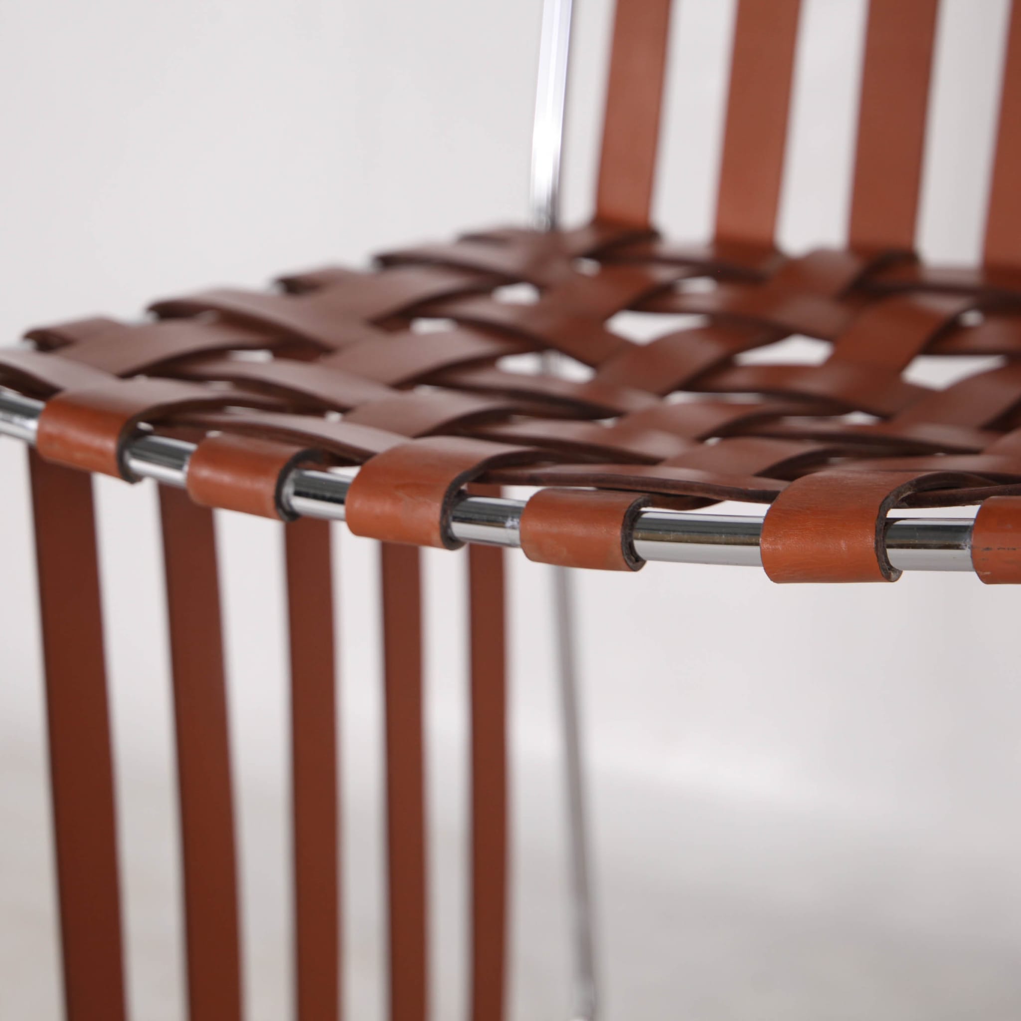 Suite de 6 chaises en cuir et chrome