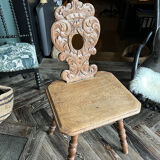 Chaise sculptée en bois