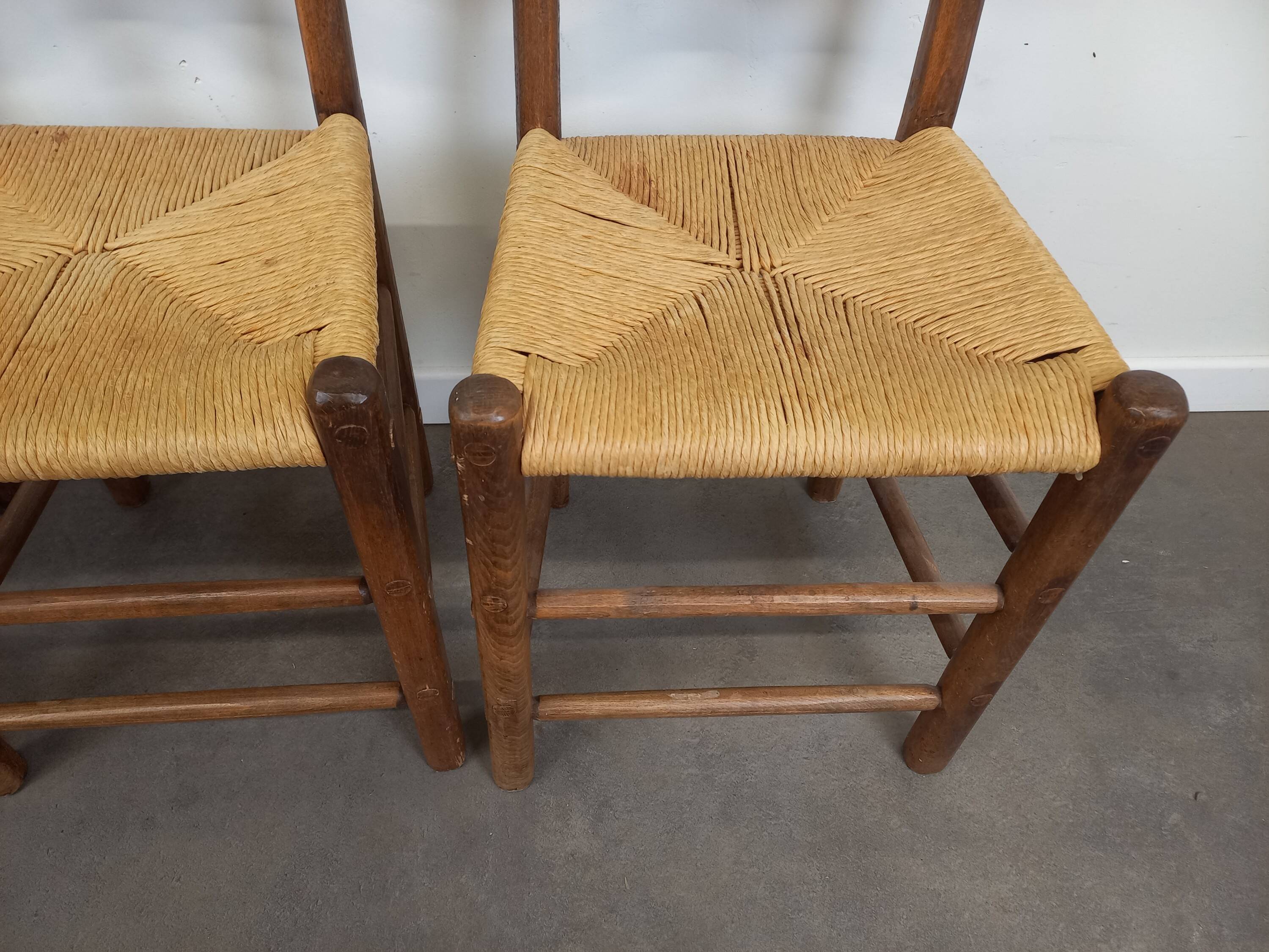 4 chaises brutalistes