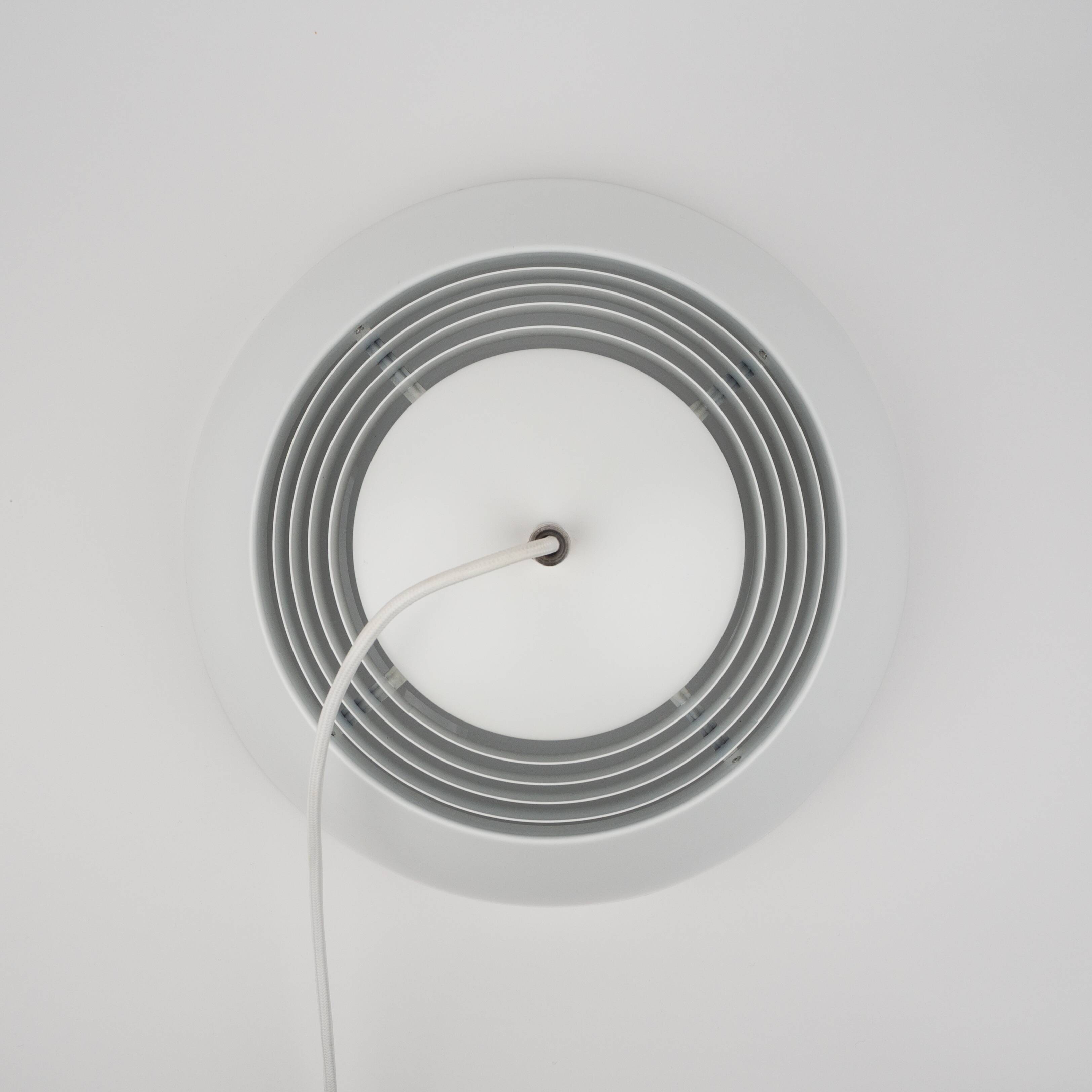 Suspension danoise AJ Royal 370 par Arne Jacobsen, Louis Poulsen, 1960