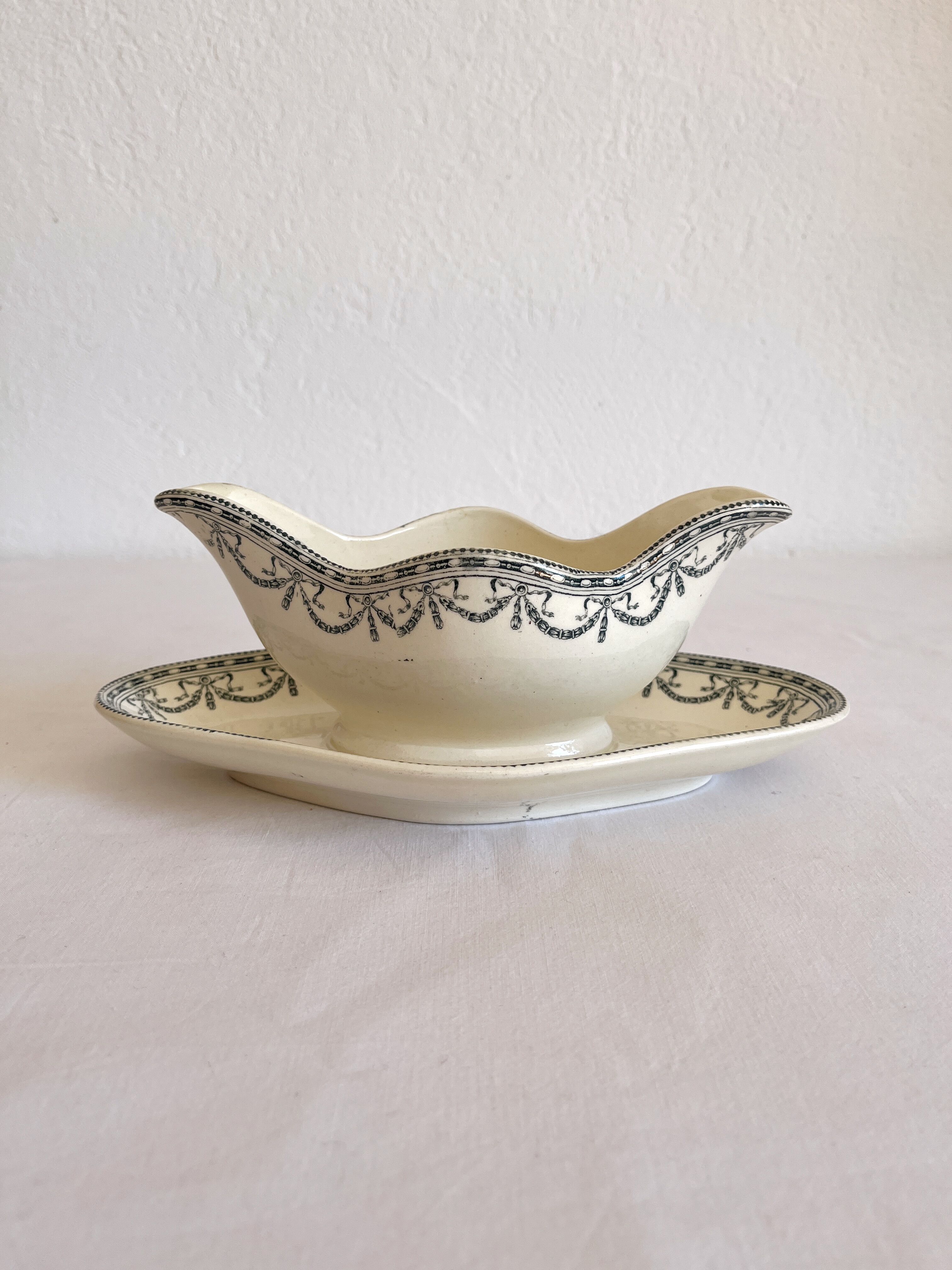 Iron earth saucière "Garlands Louis XVI" Salins