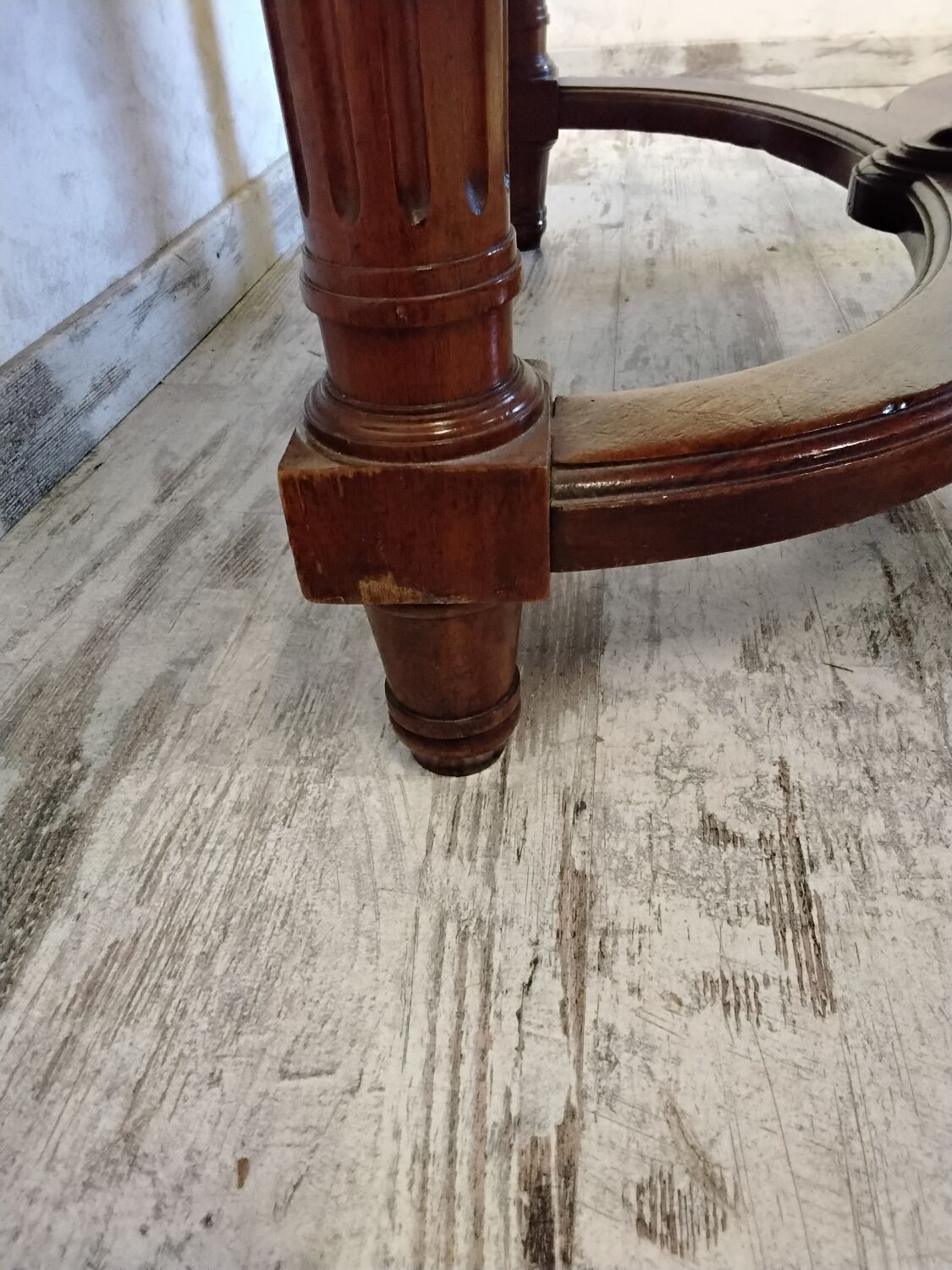 Table ovale en bois avec rallonges