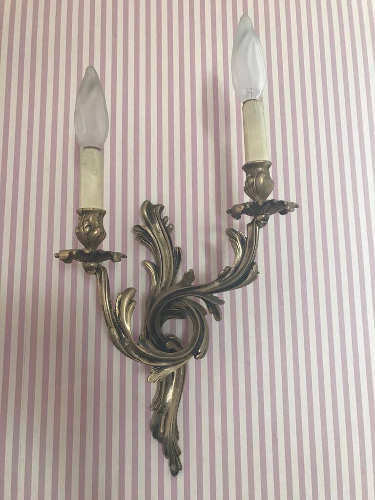Paire d'appliques avec ampoules en bronze doré style Louis XV