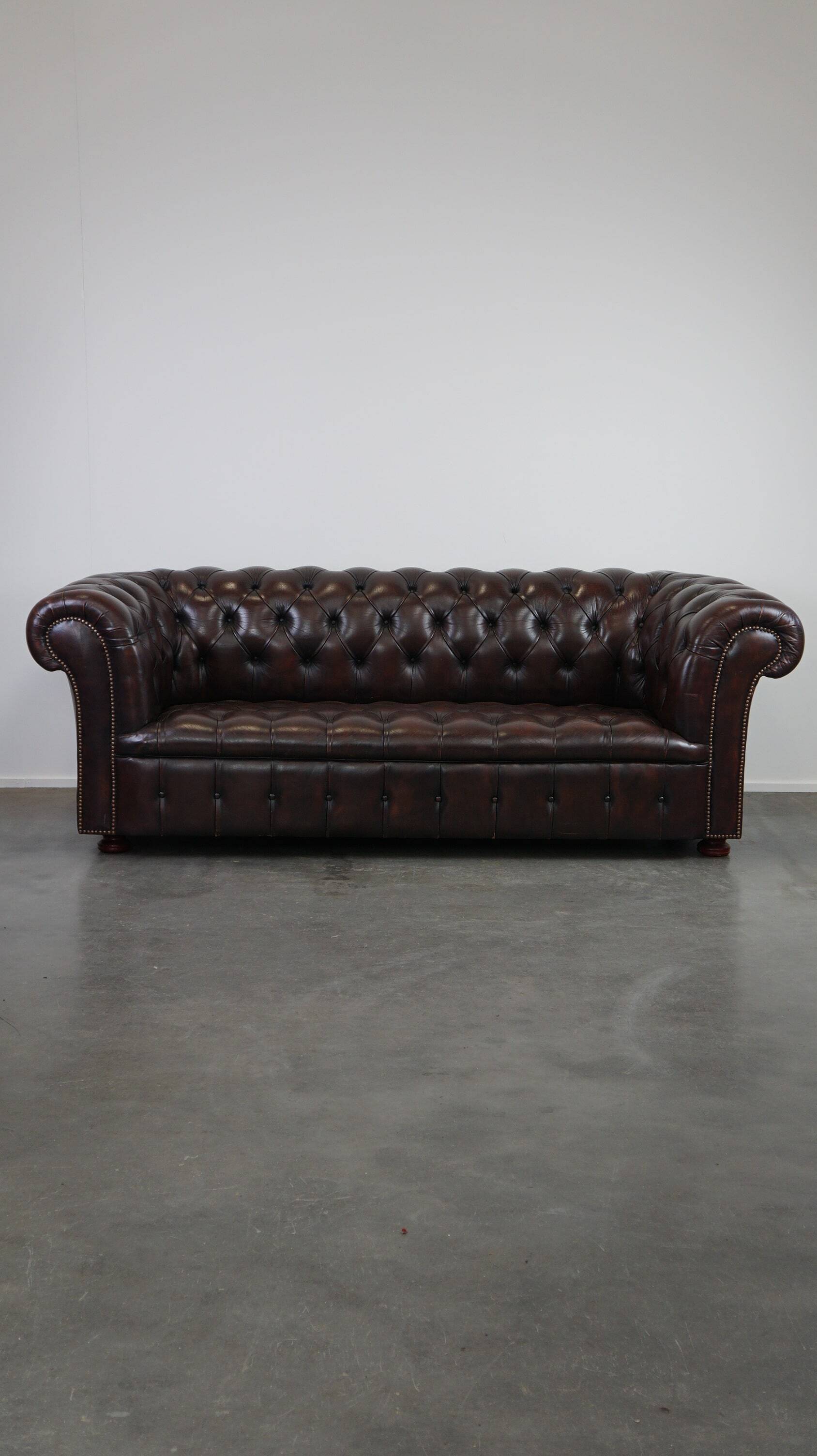 Dark-flamed english chesterfield 2.5-seater sofa/button seat