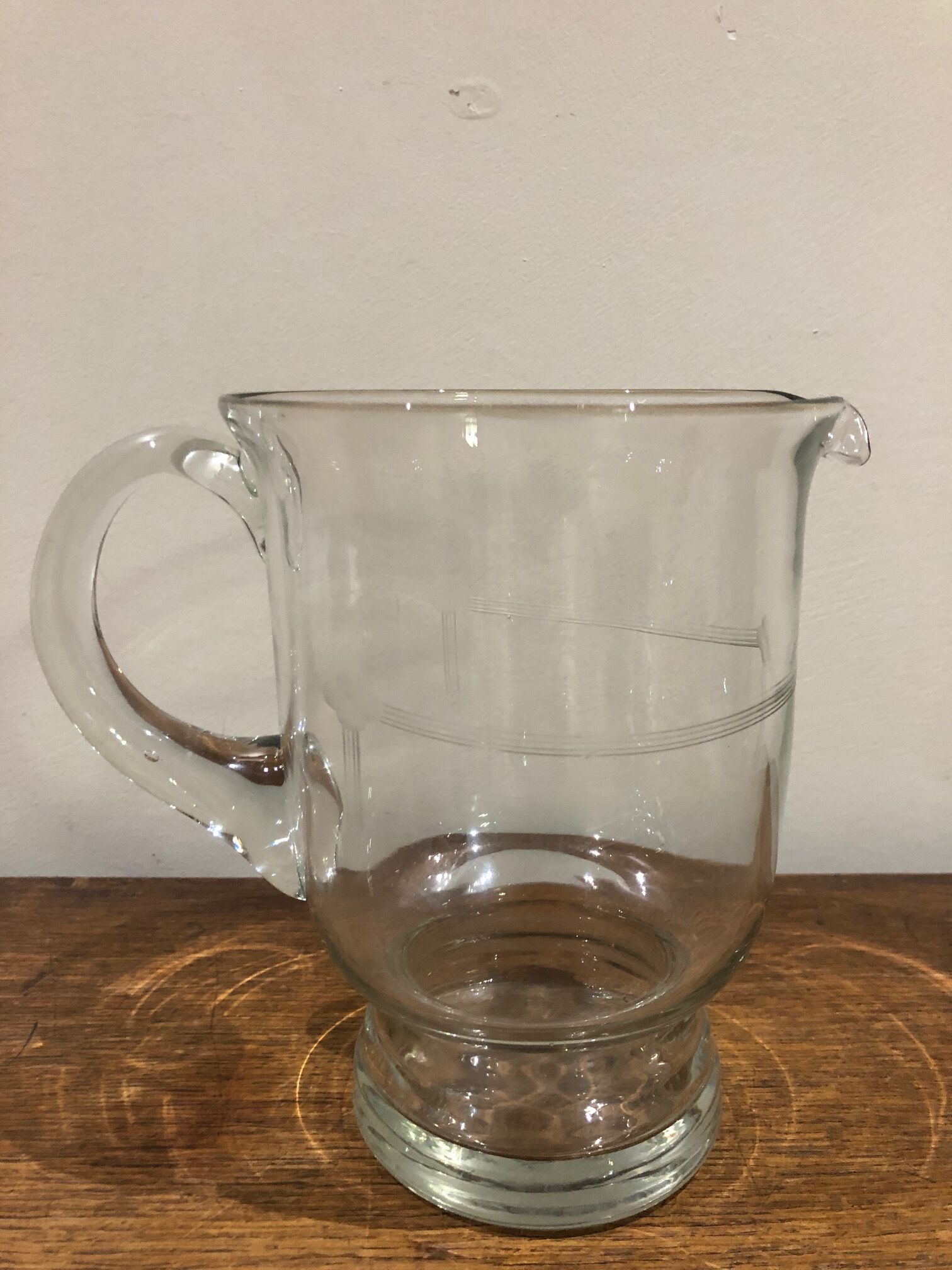 Cruche en verre ciselé années 50