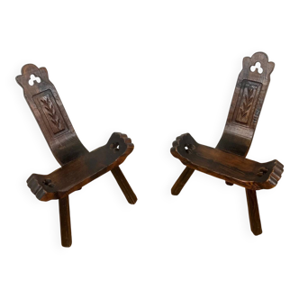 Pair of low tripod chairs in solid wood, mid-20th century.