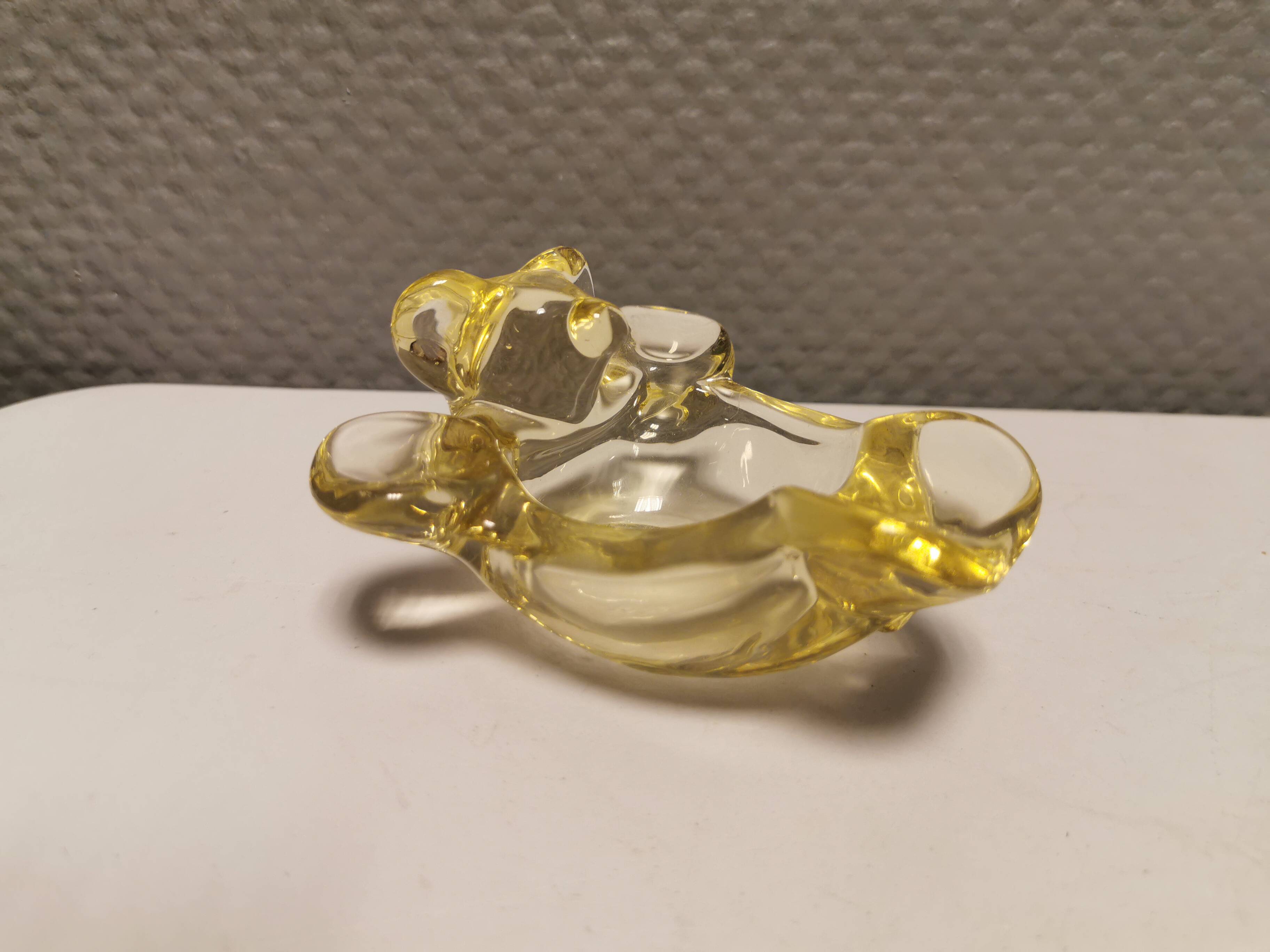 Mid-century yellowish crystal teddy bear ashtray from Vannes Le Châtel France