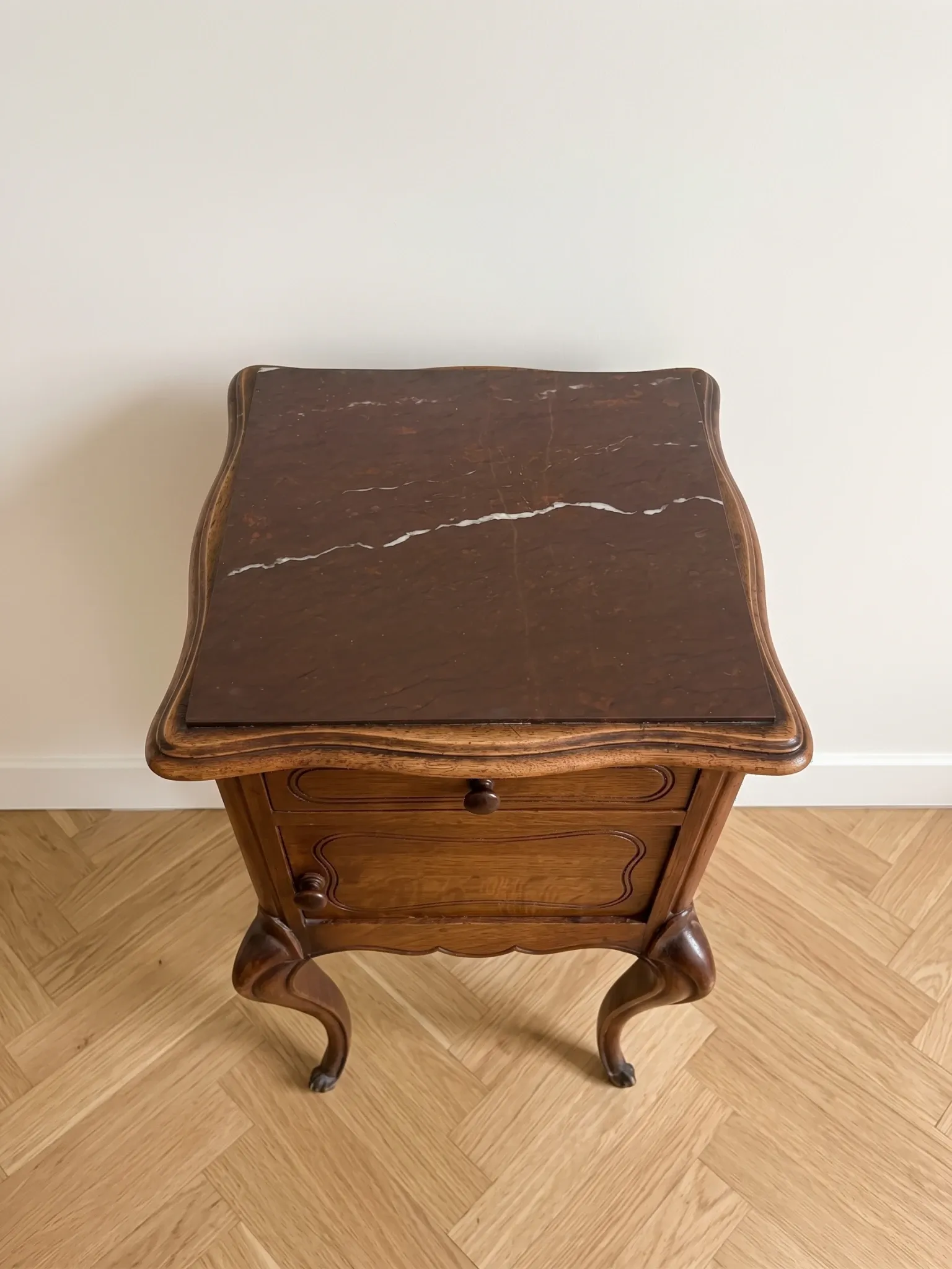 Table de chevet style Louis XV en bois et marbre