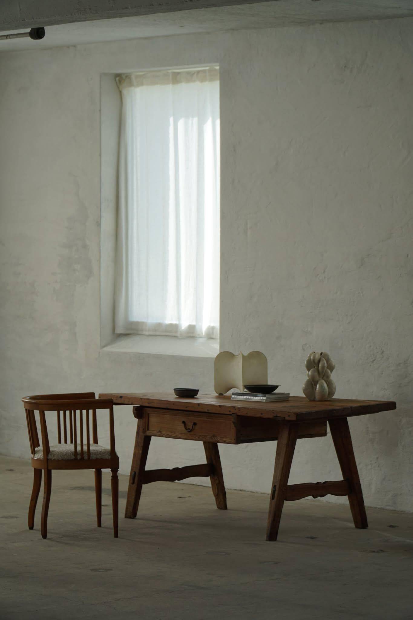 Dining table / desk in primitive French pine from the 18th century with a drawer.
