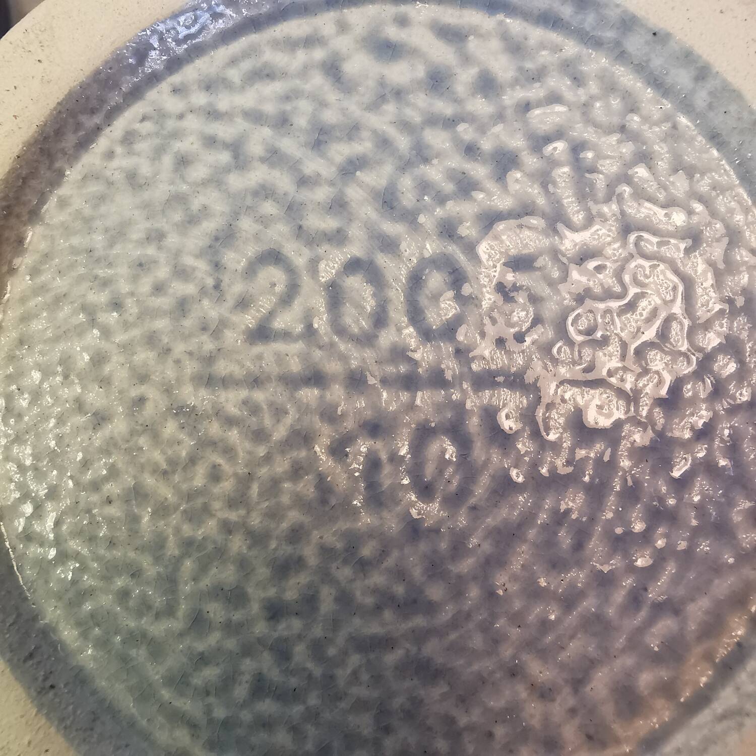 Ensemble de 2 mugs en grès émaillé au sel bleuit à la main, gris-bleu, motifs traditionnels