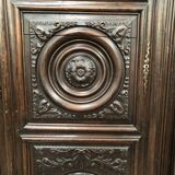 Armoire ancienne Louis XIII en noyer massif avec ses portes sculptées