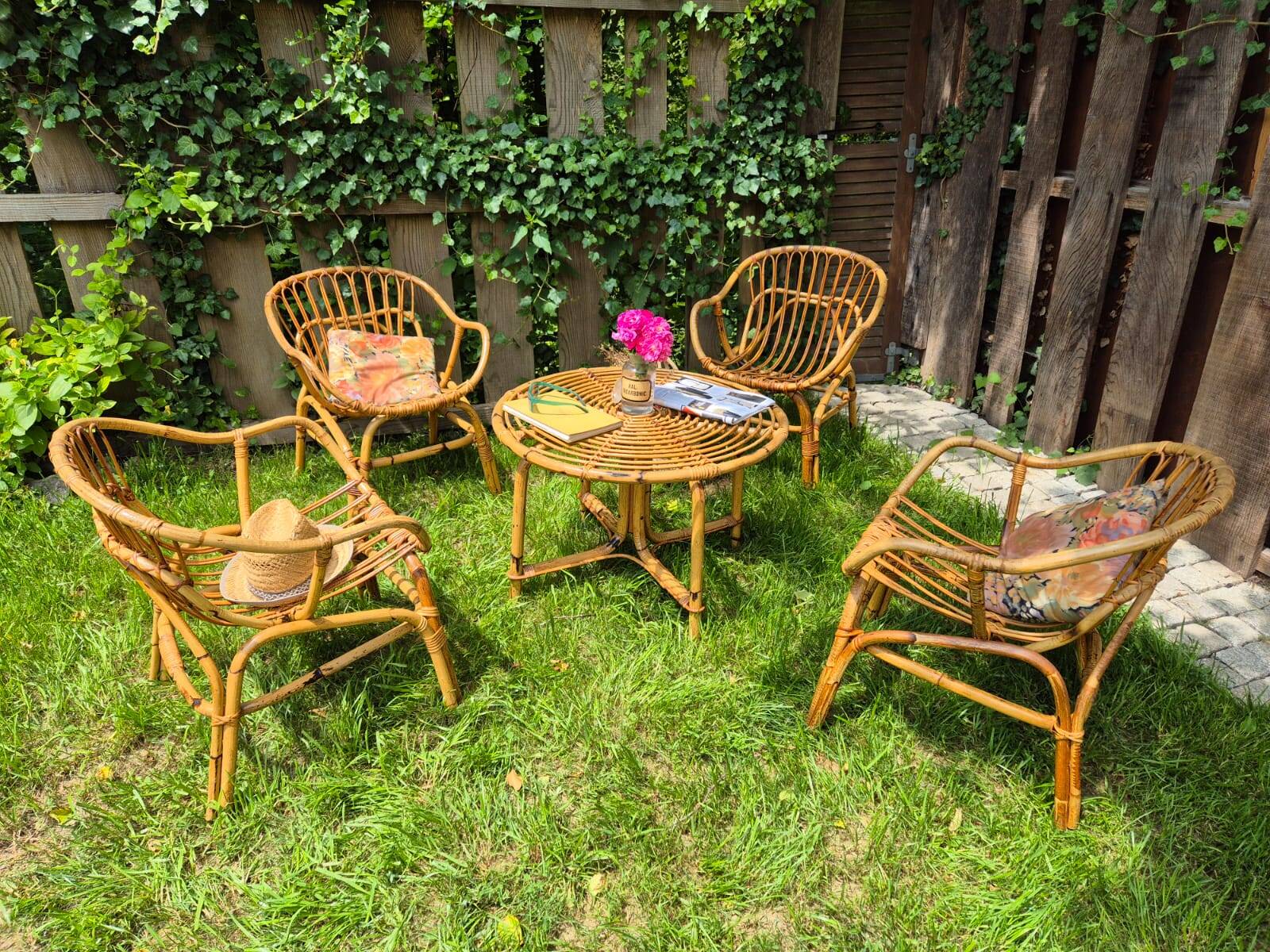Vintage rattan lounge