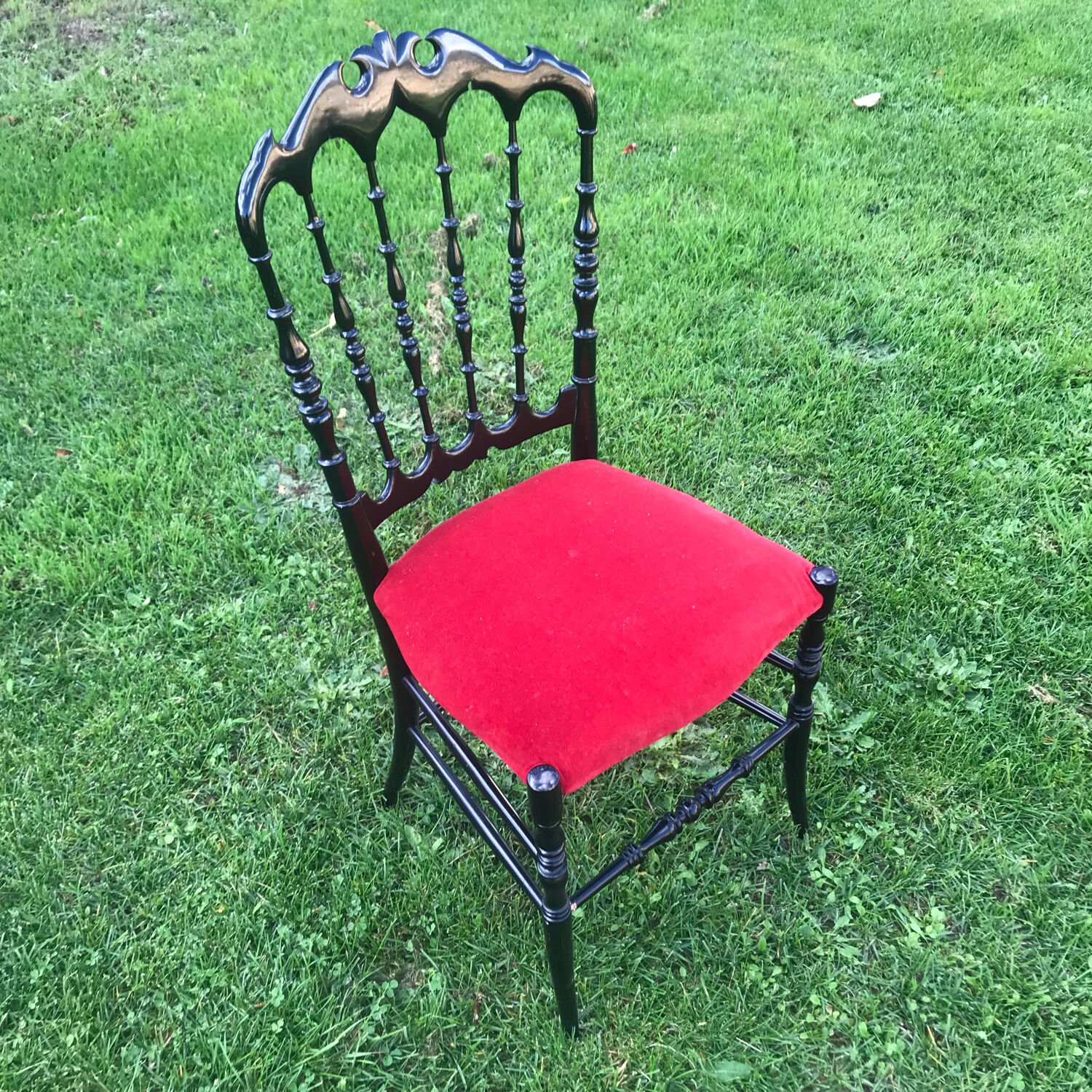 4 black reception chairs with red seats