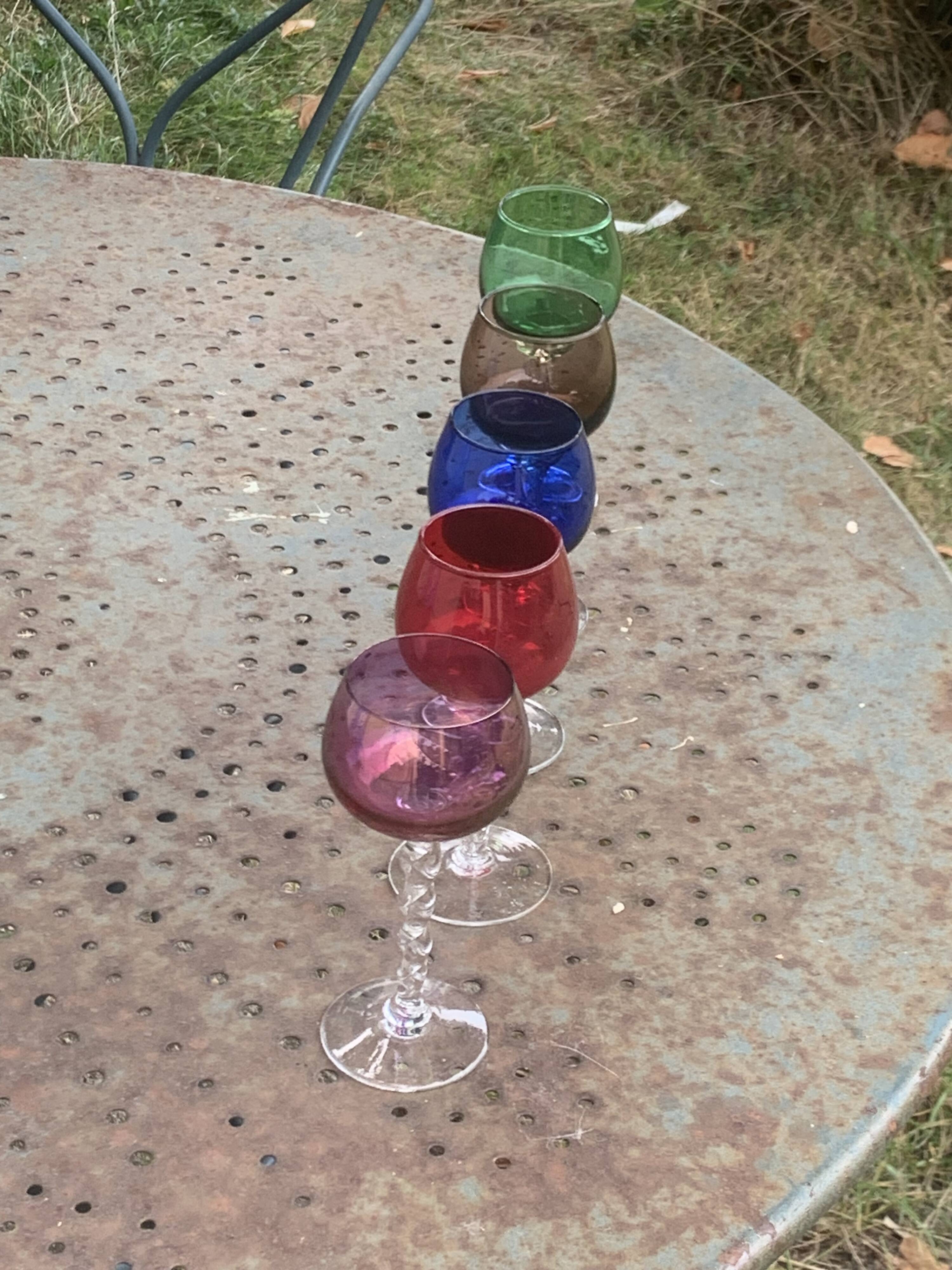 Set of 9 colored port glasses, 5 tulip-shaped and 4 balloons