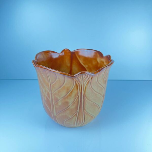 Cache-pot en faïence brune effet feuille nervurée, 1960/70