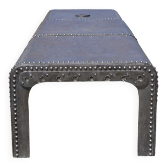 Table monumentale en acier riveté