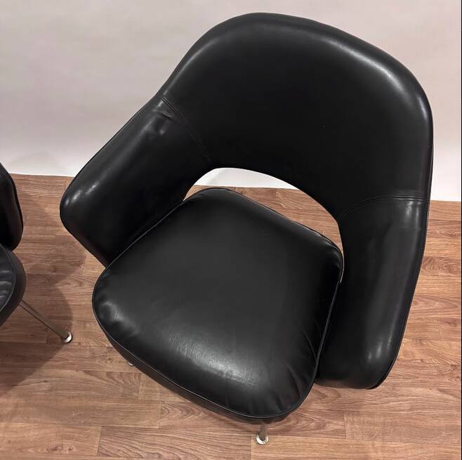 Conference chairs by Eero Saarinen for Knoll