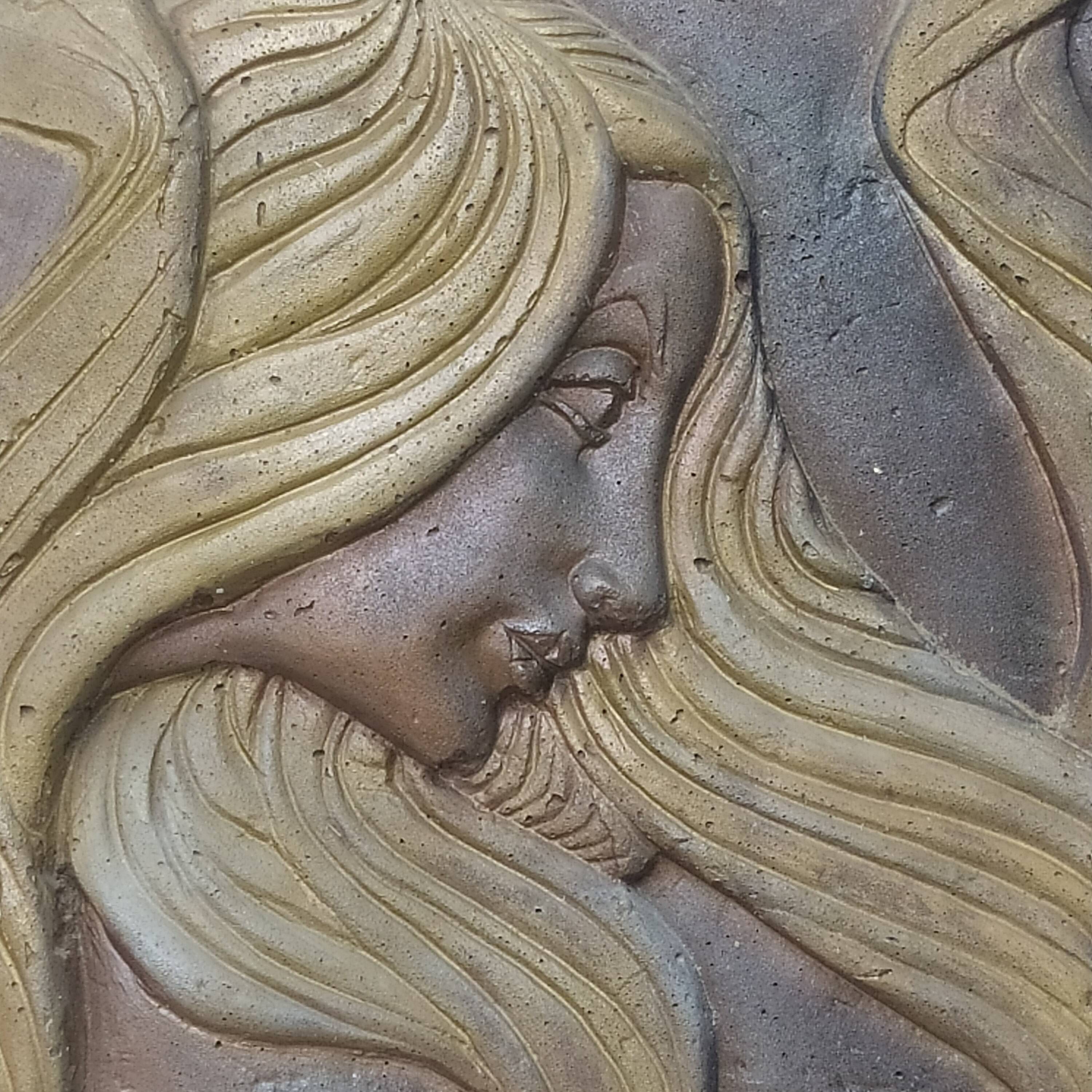 Bas relief en pierre style Art Déco, femme cheveux au vent