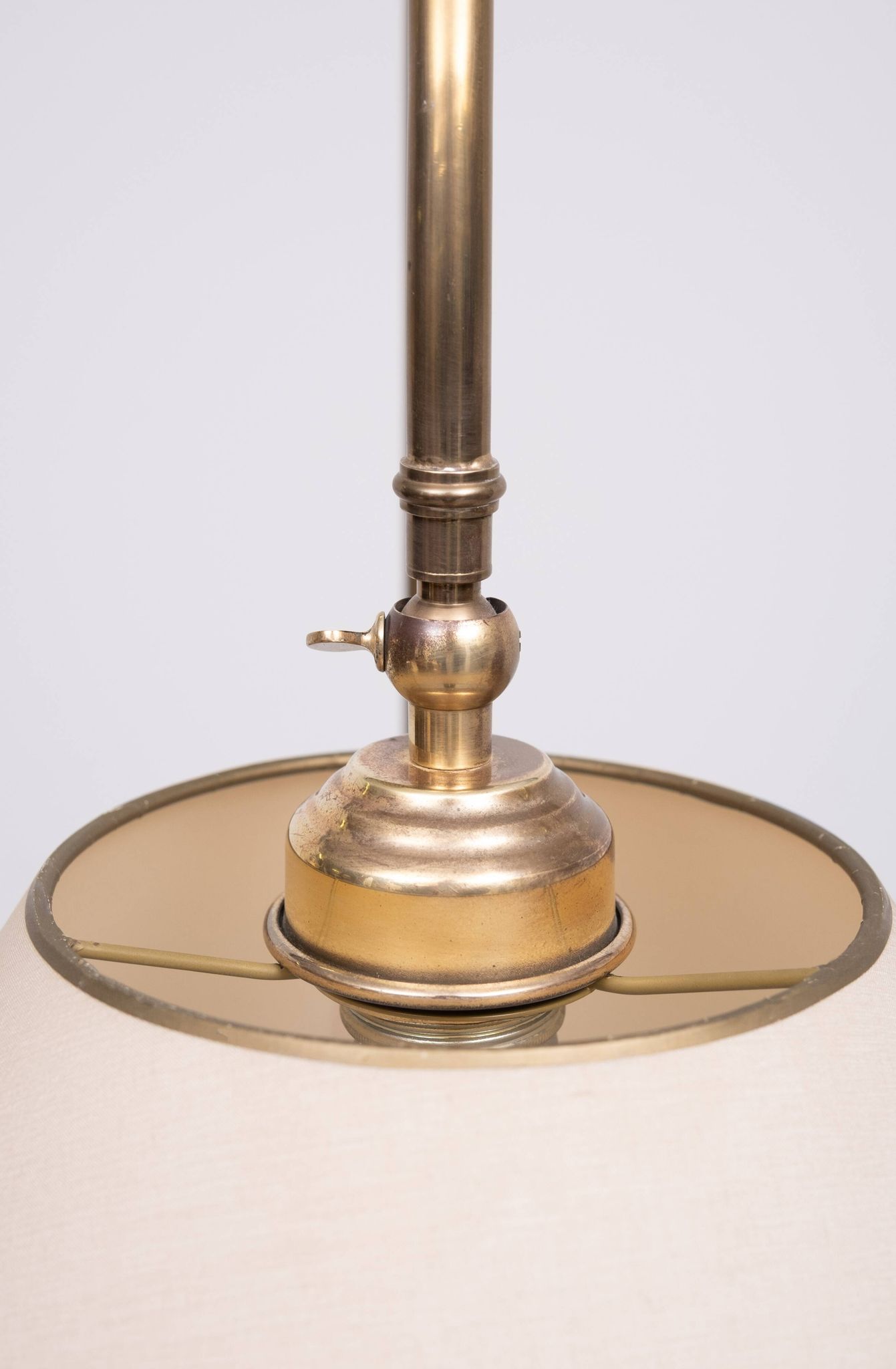 Lampadaire classique en laiton à col courbé, années 1950