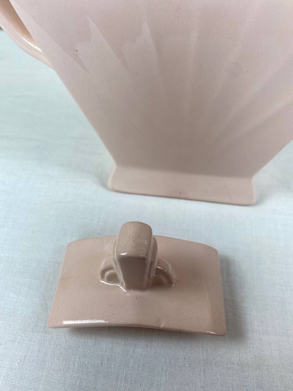 Théière art déco rose