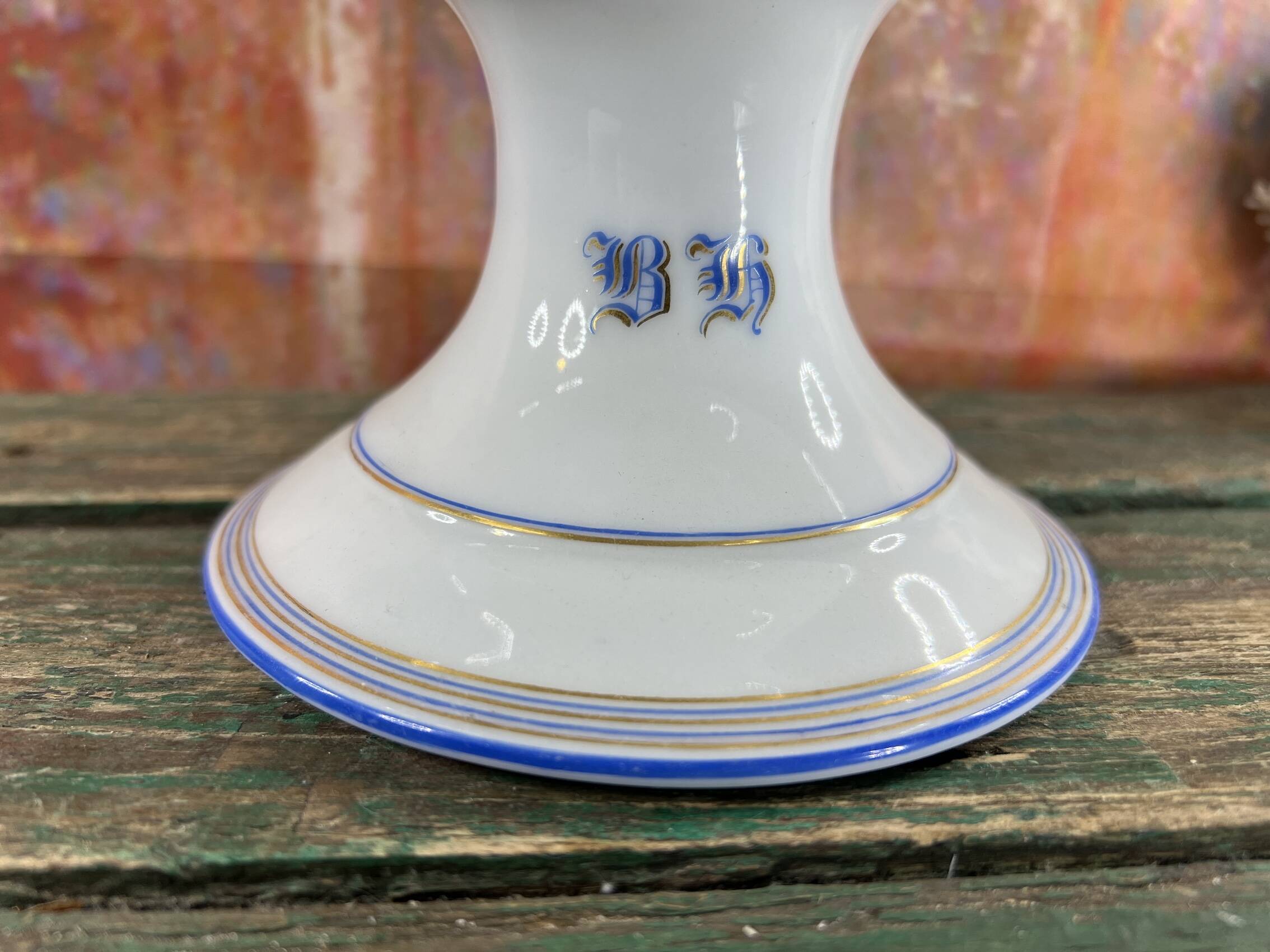 Flat compotier on foot monogrammed BH white and blue