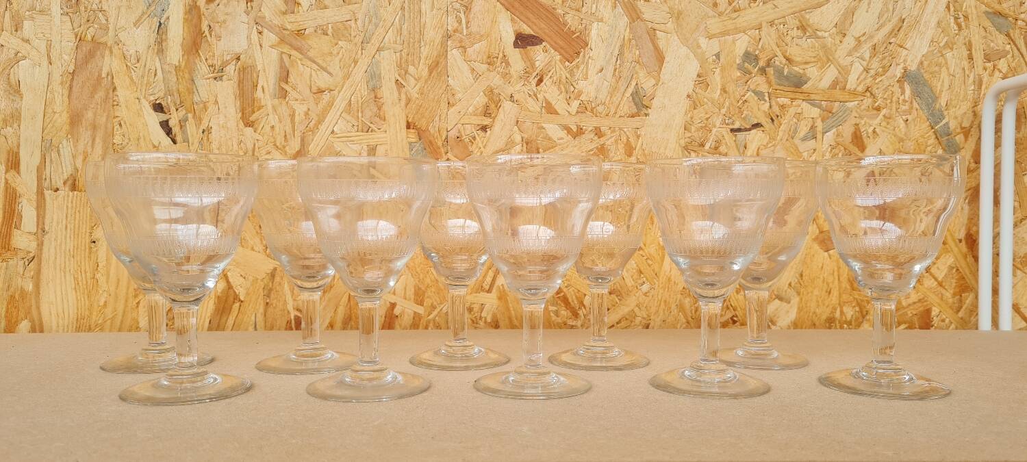 Service of 10 chiseled crystal wine glasses